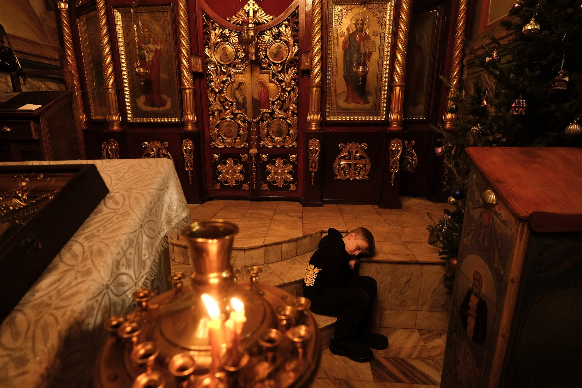 Никита Гольцов фотограф; Пасхальная служба у православных; Пасха; Служба в церкви; Репортажный фотограф в Томске;