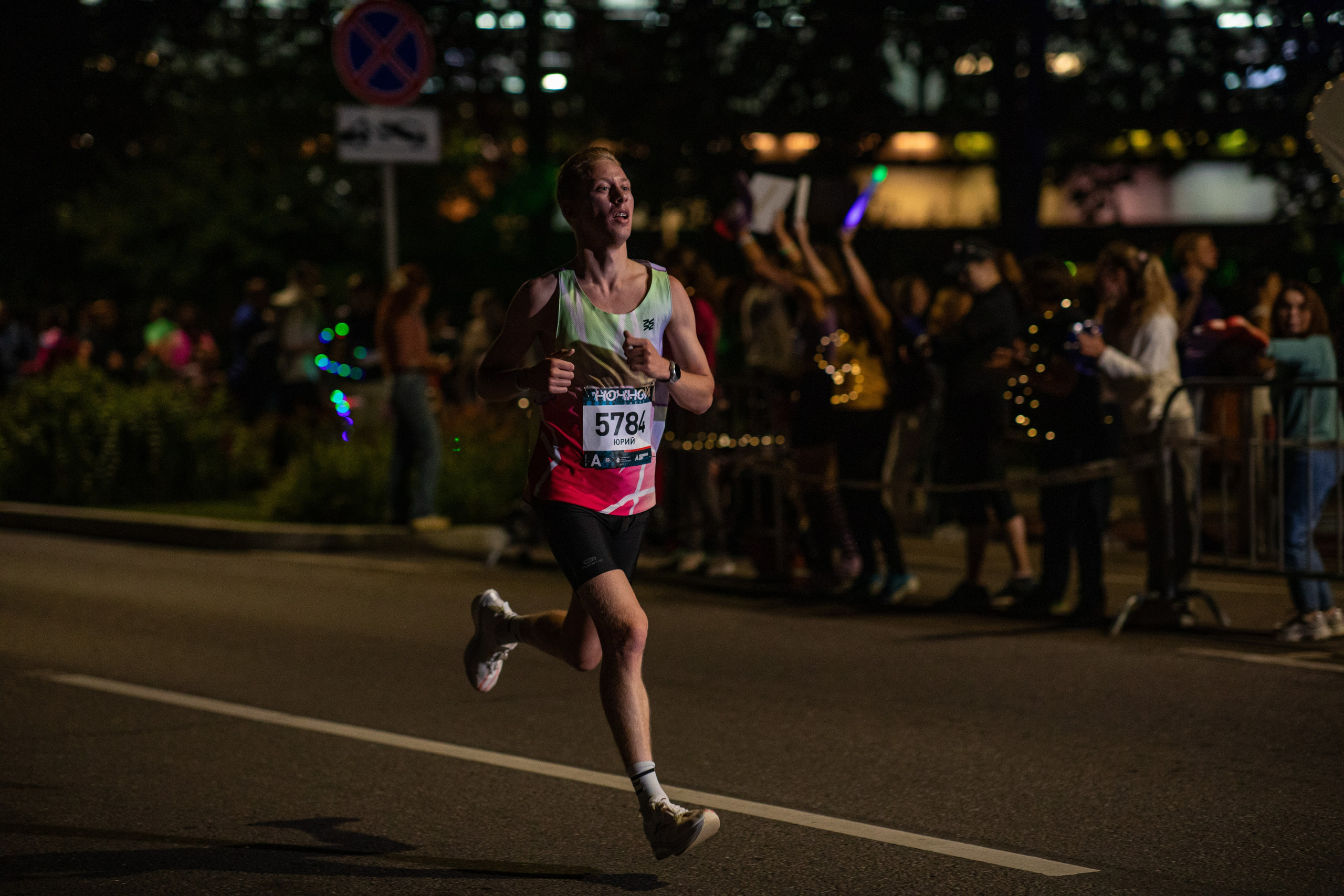 Ночной забег в ленте фотографий бегунов 03.08.24. Фотограф Сергей Ловкий