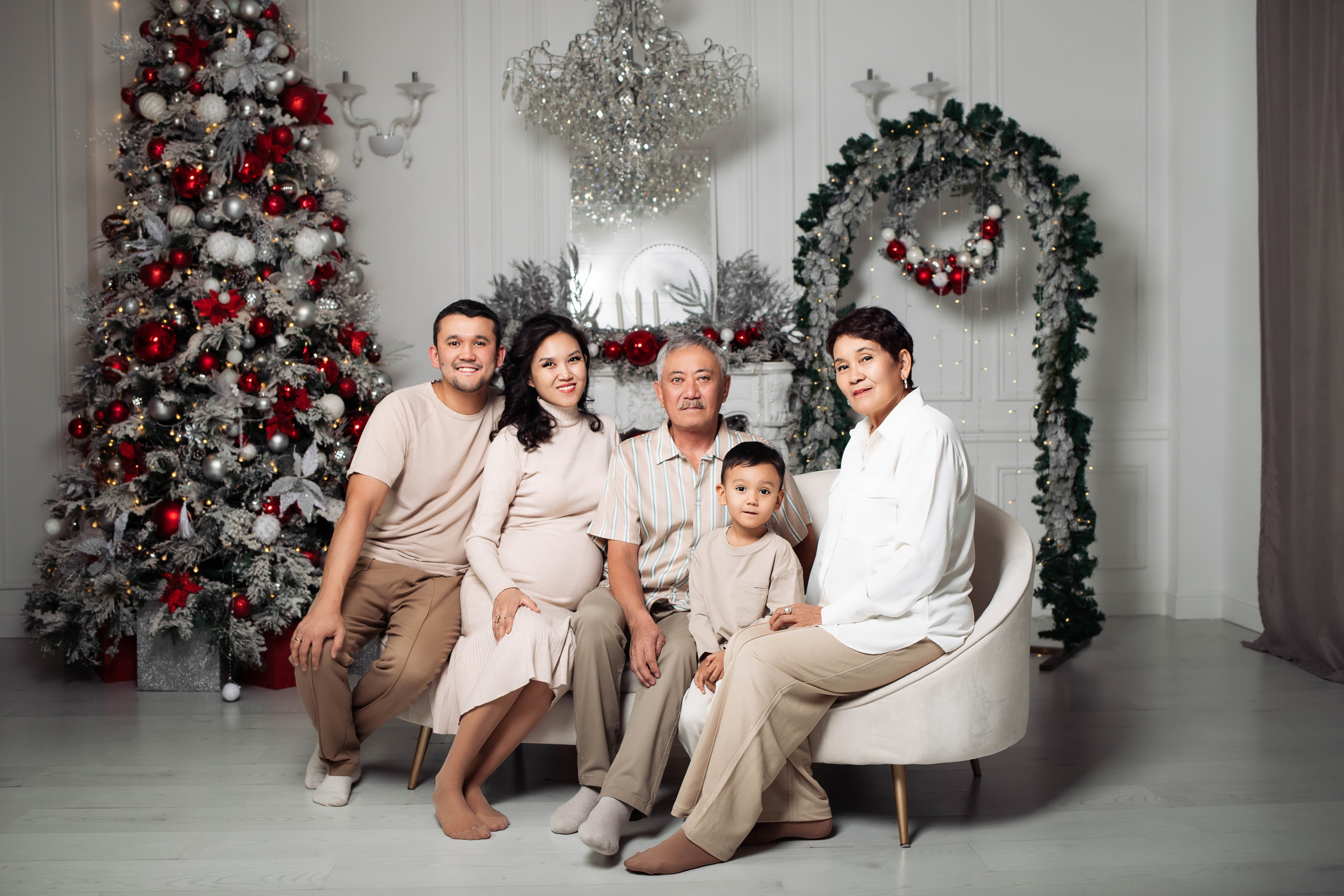 Семейная фотосессия в студии. Фотограф новорожденных в Новосибирске