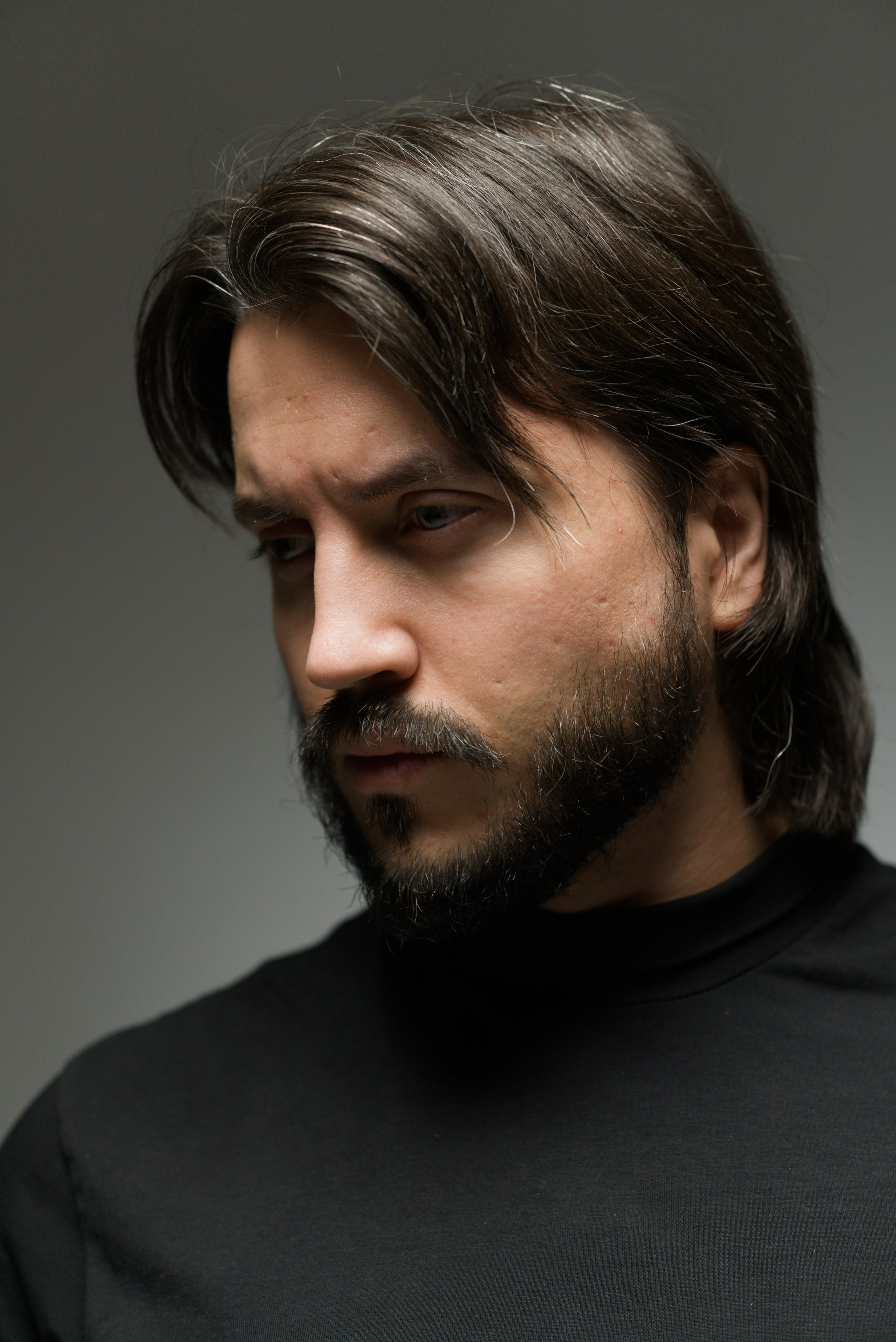 Мужской портрет в кресле. Мир глазами Саши Д