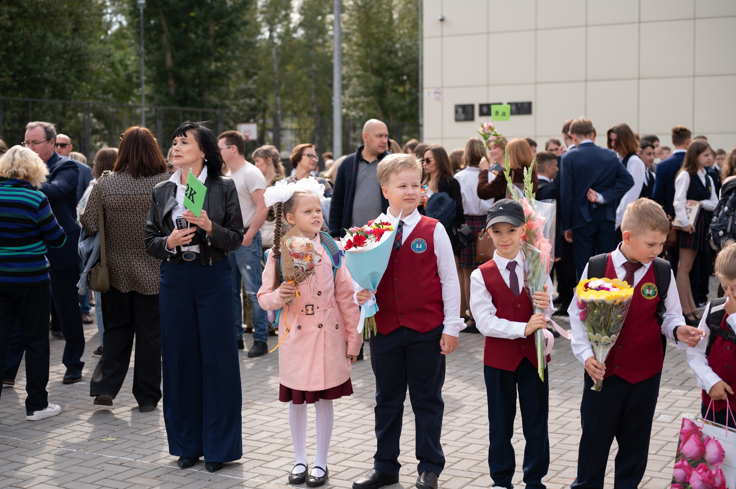 1 сентября 16 гимназия 2 класс (линейка + в классе+ на улице). Фотограф новорожденных, семейный детский в Тюмени Татьяна Морозова