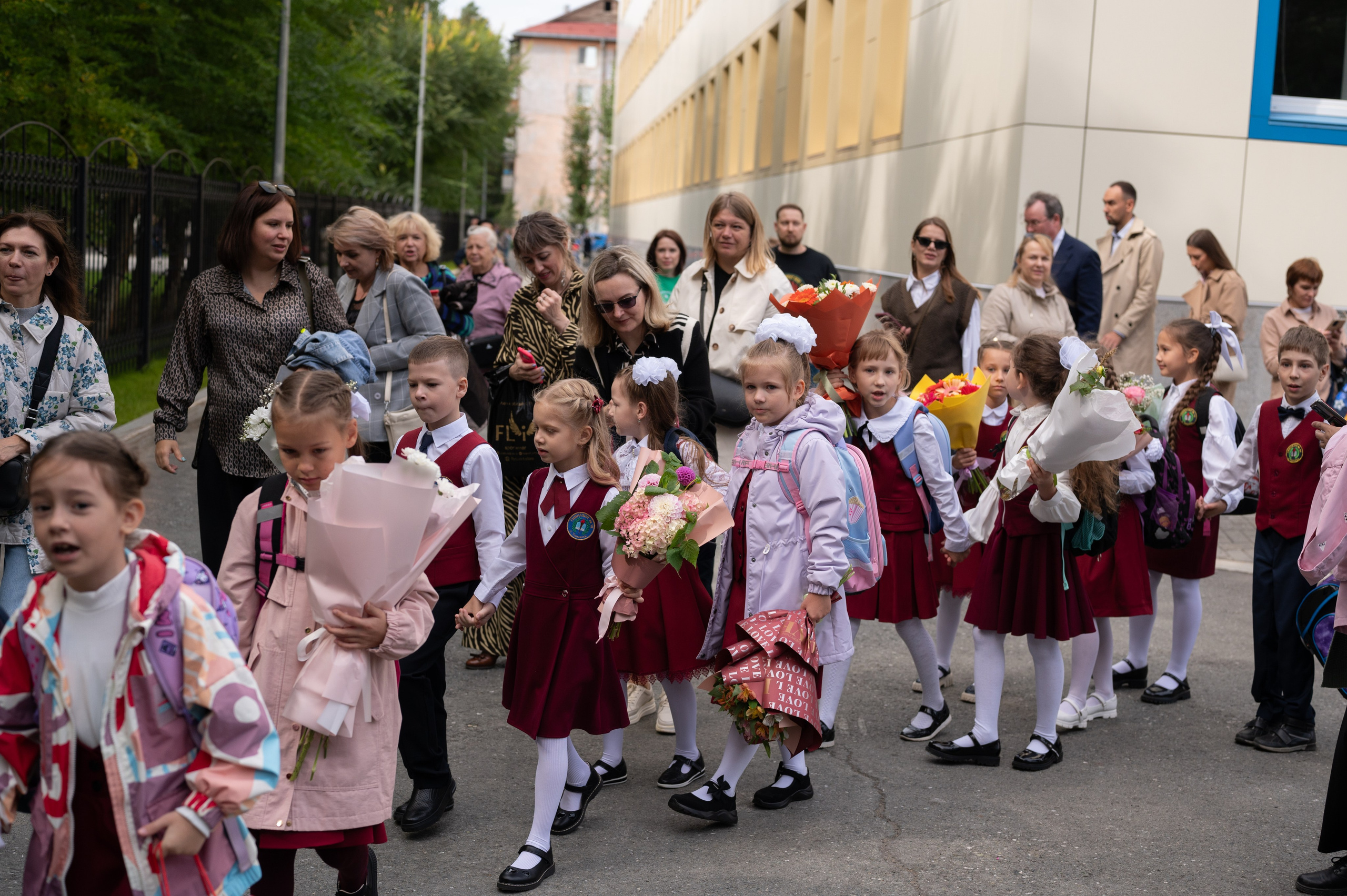 1 сентября 16 гимназия 2 класс (линейка + в классе+ на улице). Фотограф новорожденных, семейный детский в Тюмени Татьяна Морозова
