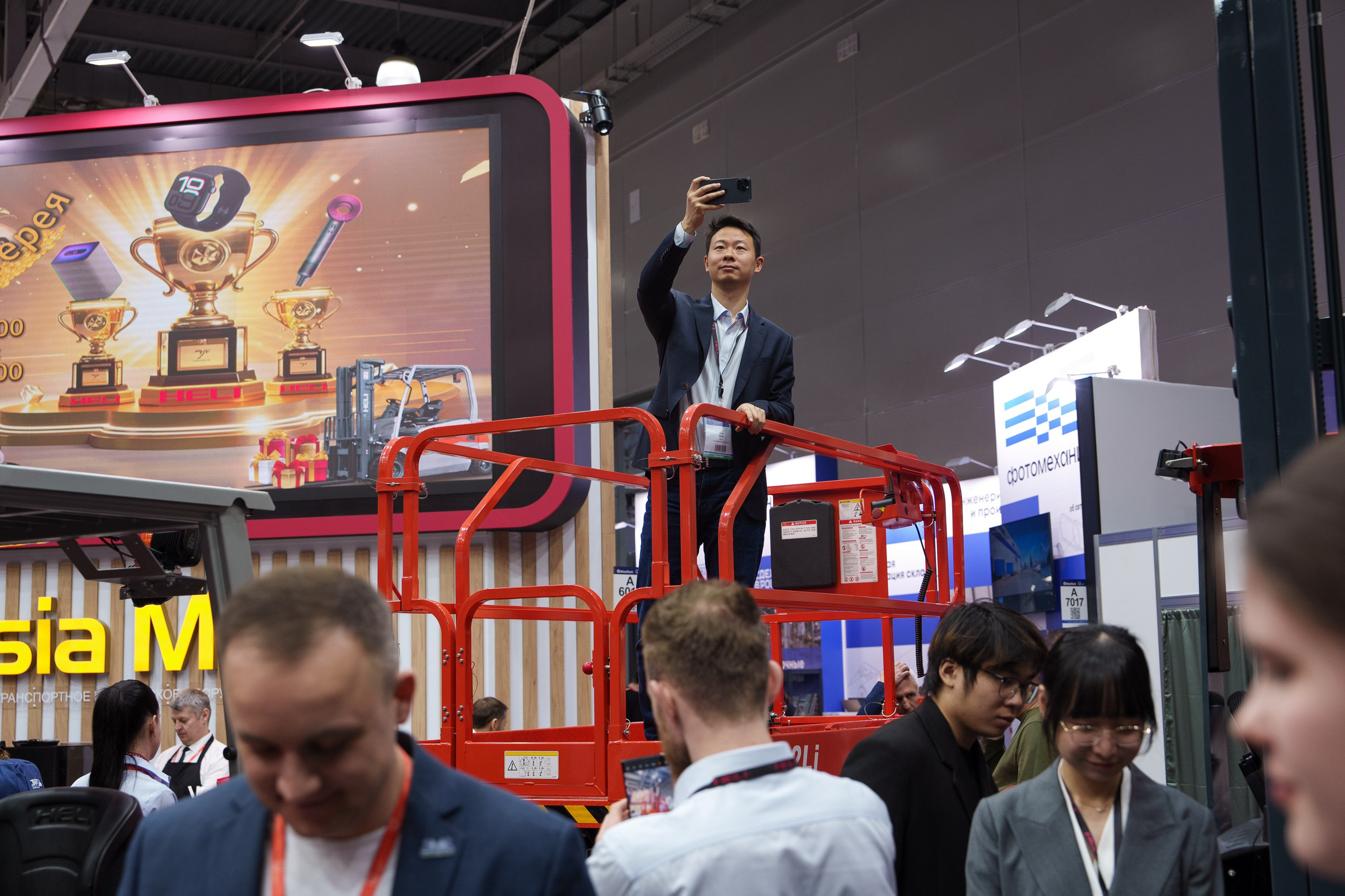 HELI. Стенд в Крокус Экспо. Фотограф Саша Блюз