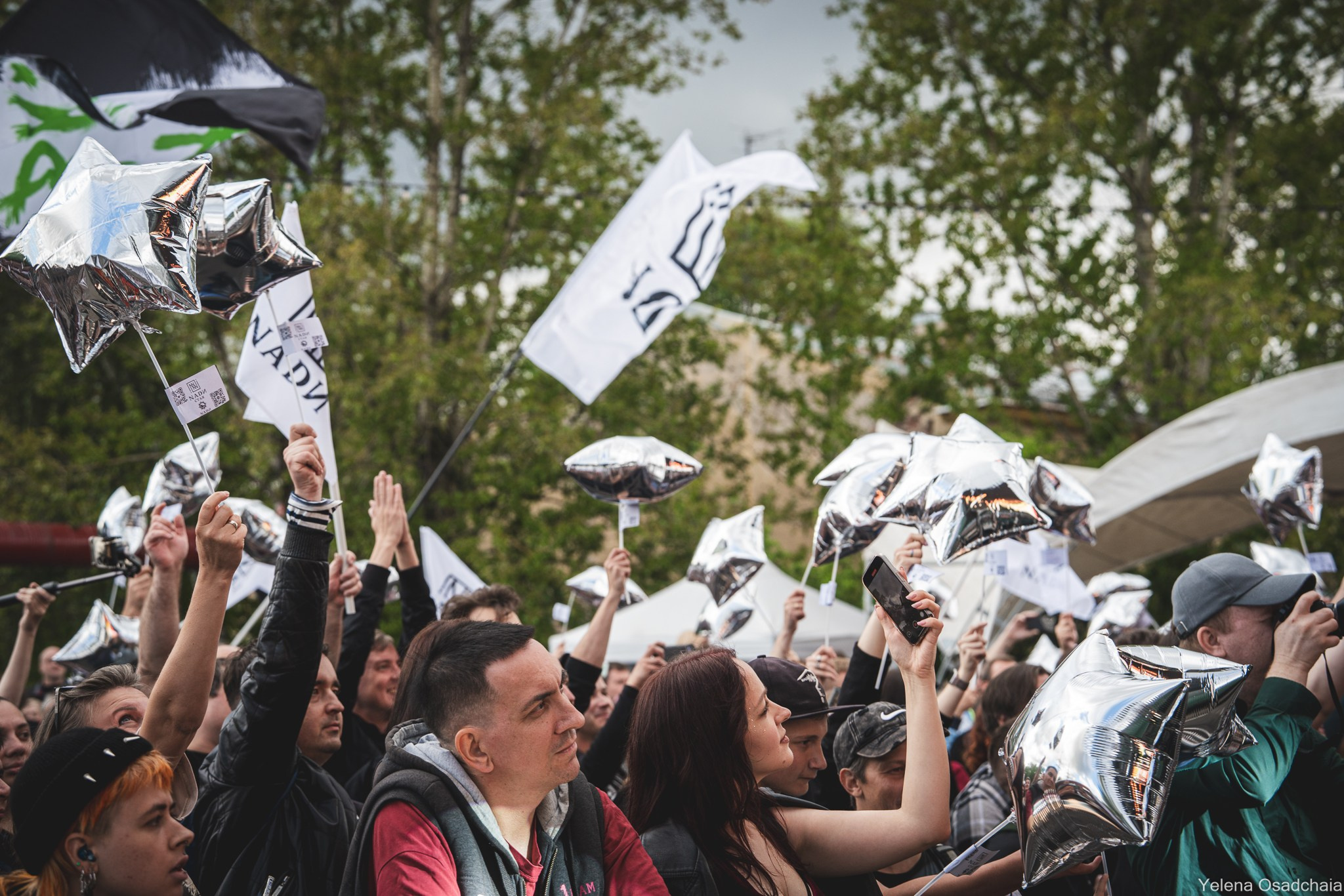 Живой 2025 — День 1. Елена Осадчая — фотографирую музыку на сцене и в жизни