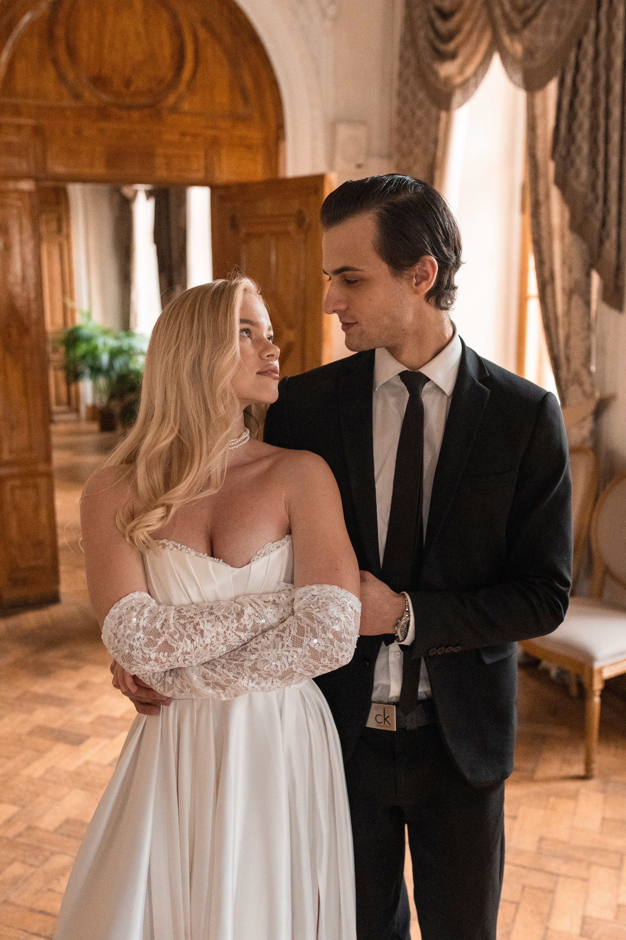 Свадебная фотосессия в Пушкинской библиотеке. Свадебный фотограф в Москве Анна Полушина