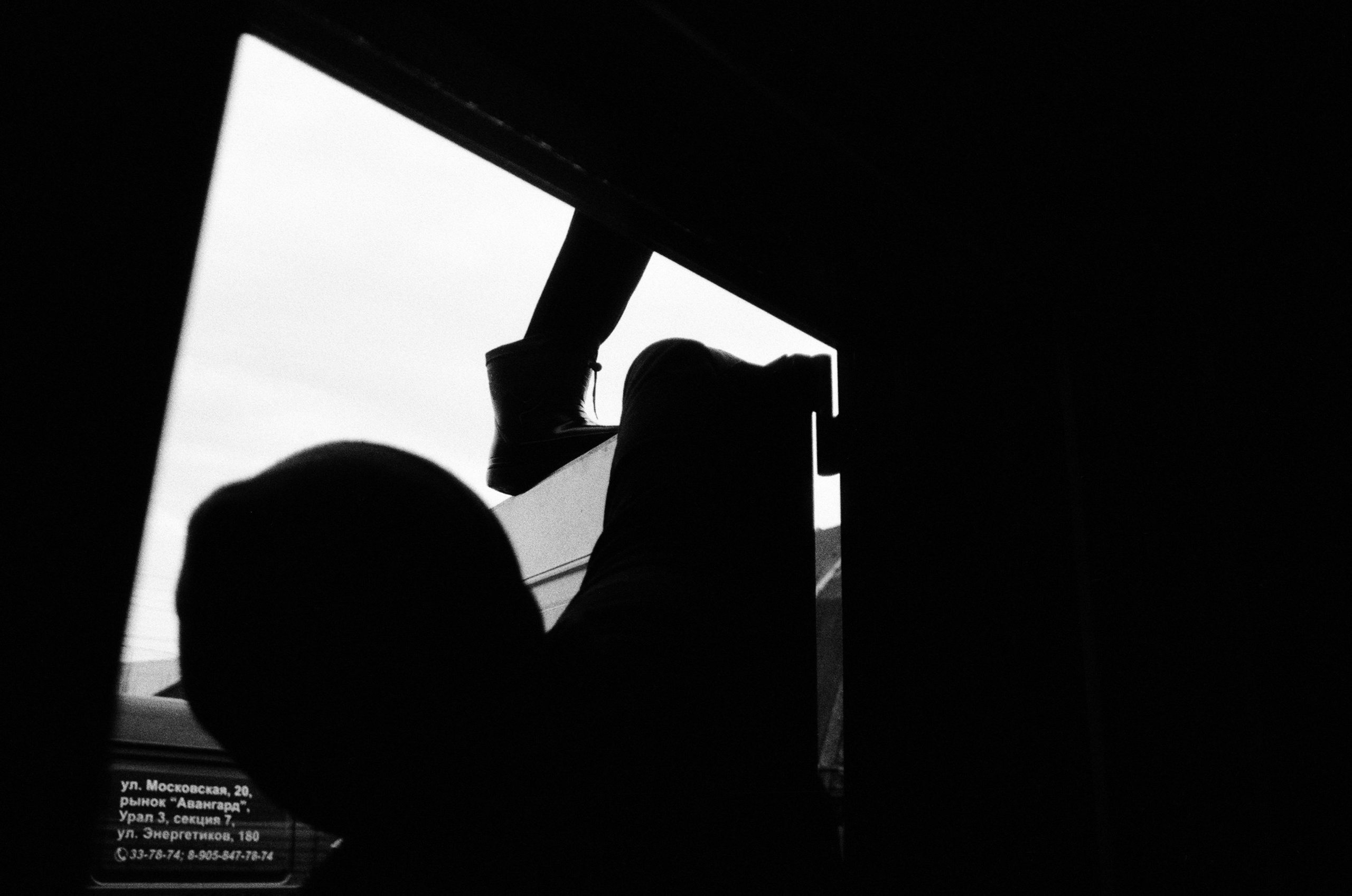 Игорь готовится вслед за соседом залезть на чердак своего дома, где пережил наводнение | 12.04.2024 / г. Орск