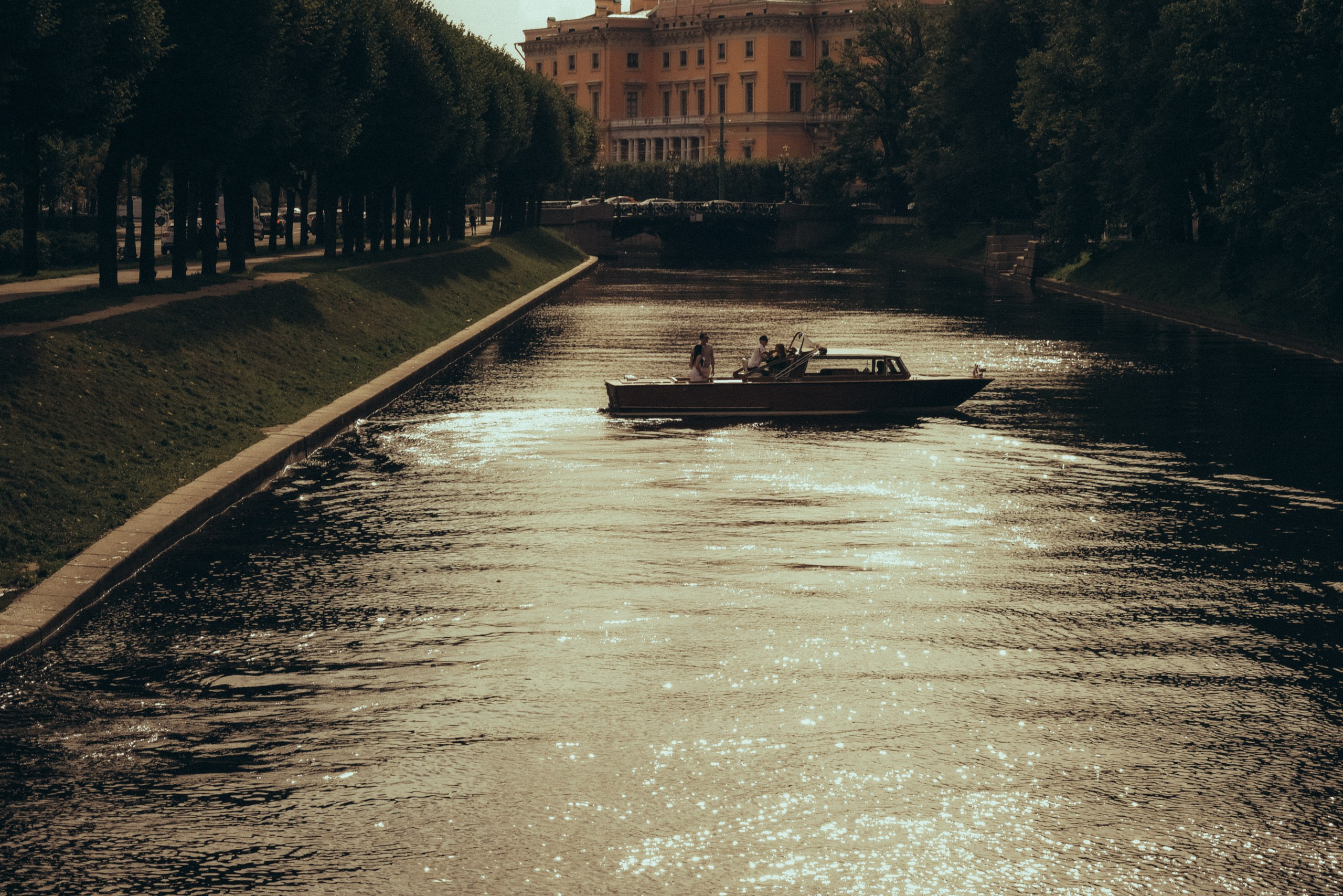 СВАДЕНБНАЯ СЬЕМКА НА КАТЕРЕ ПО КАНАЛАМ САНКТ-ПЕТЕРБУРГА И В АКВАТОРИИ НЕВЫ. Профессиональный фотограф, Санкт-Петербург — Виктория Богомолова