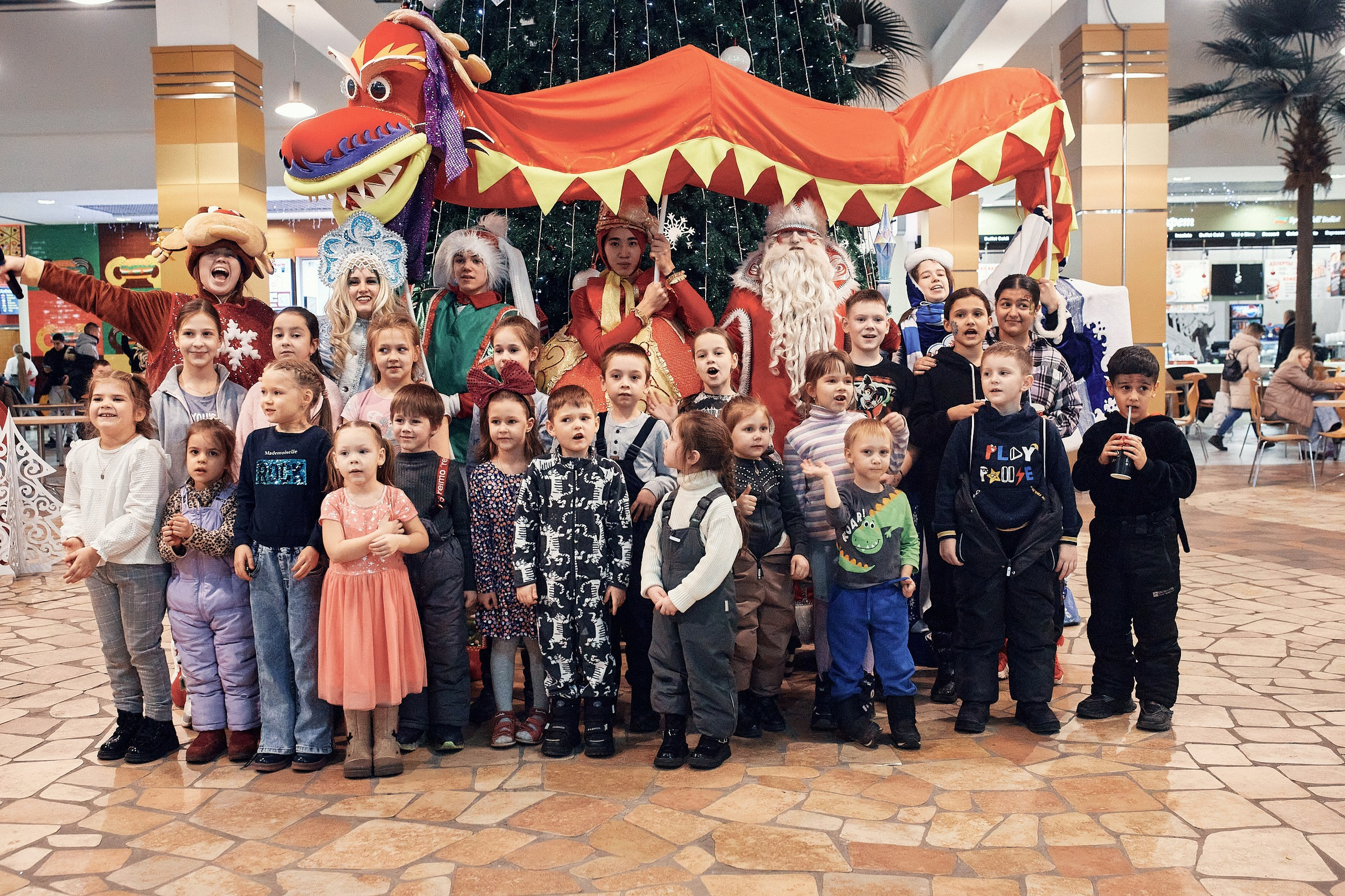 Детский новогодний праздник в ТЦ Июнь. Семейный и репортажной фотограф в Красноярске и Москве Виктор Бабинцев