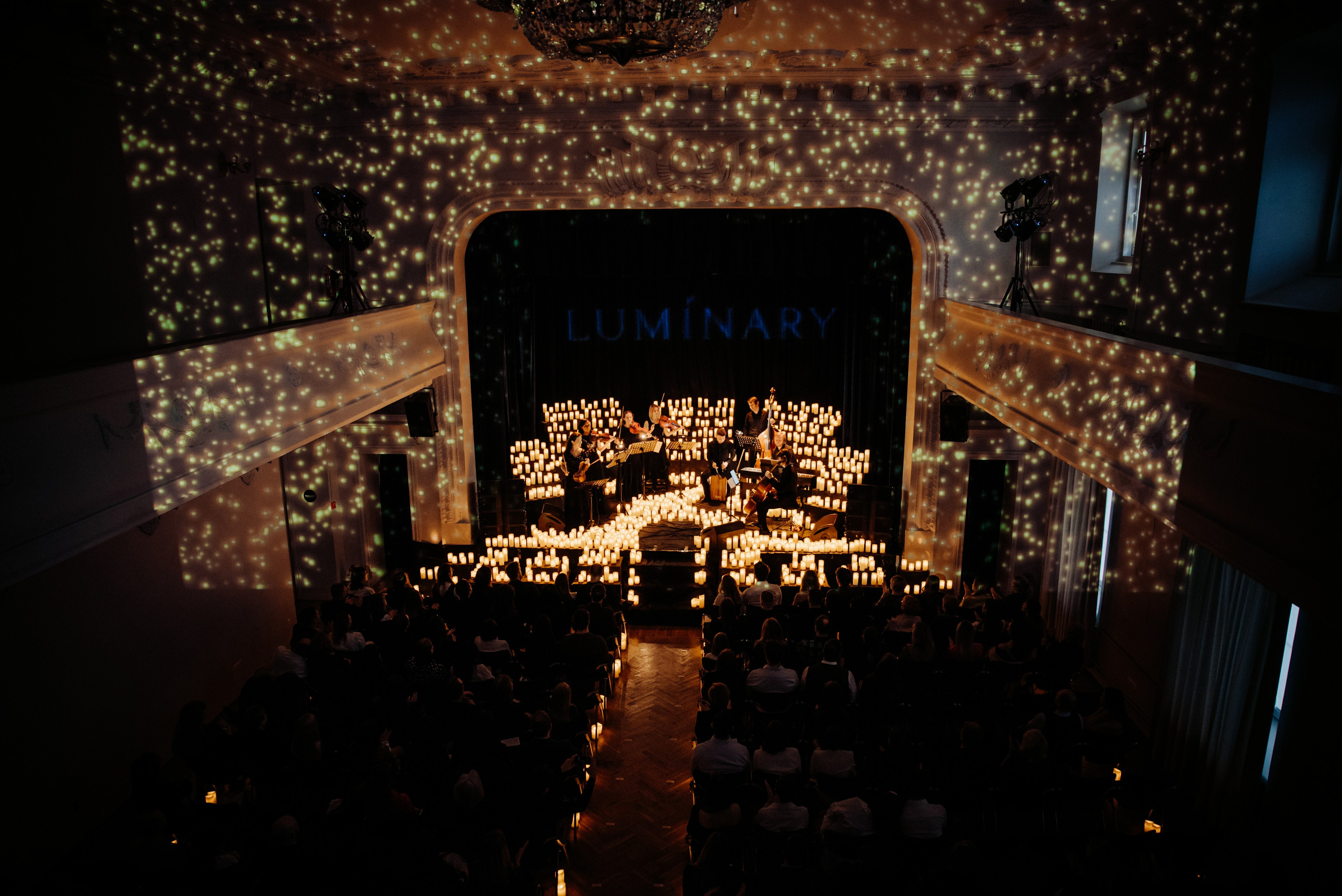 На сцене. Скрипачка Анна Савкина