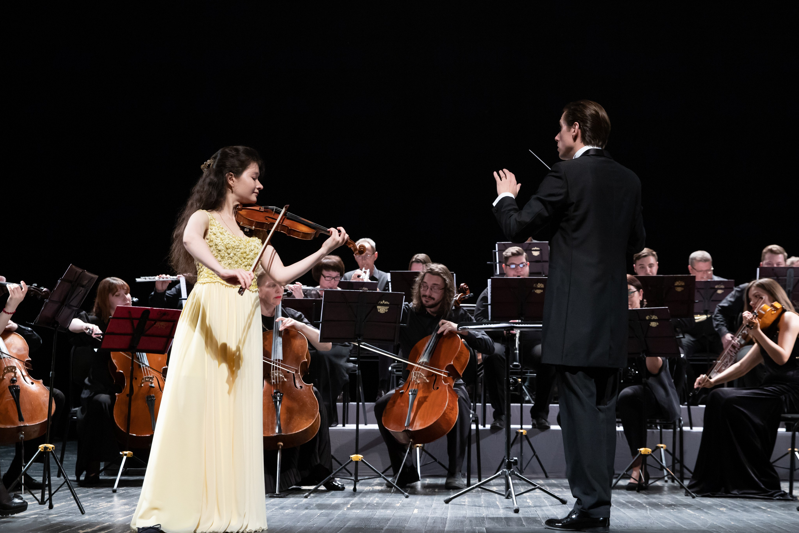 На сцене. Скрипачка Анна Савкина