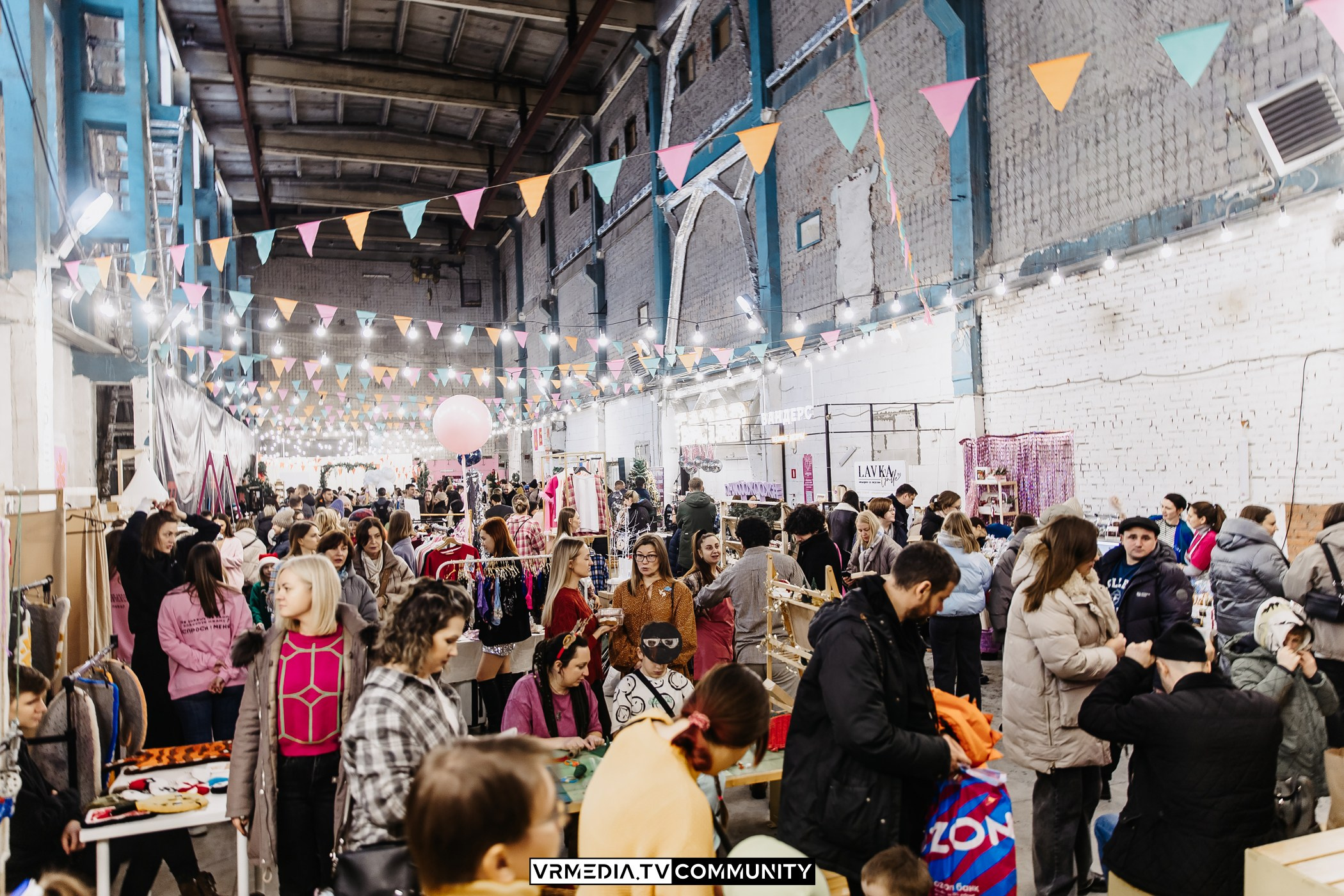 Традиционный рождественский базар и Garage Sale