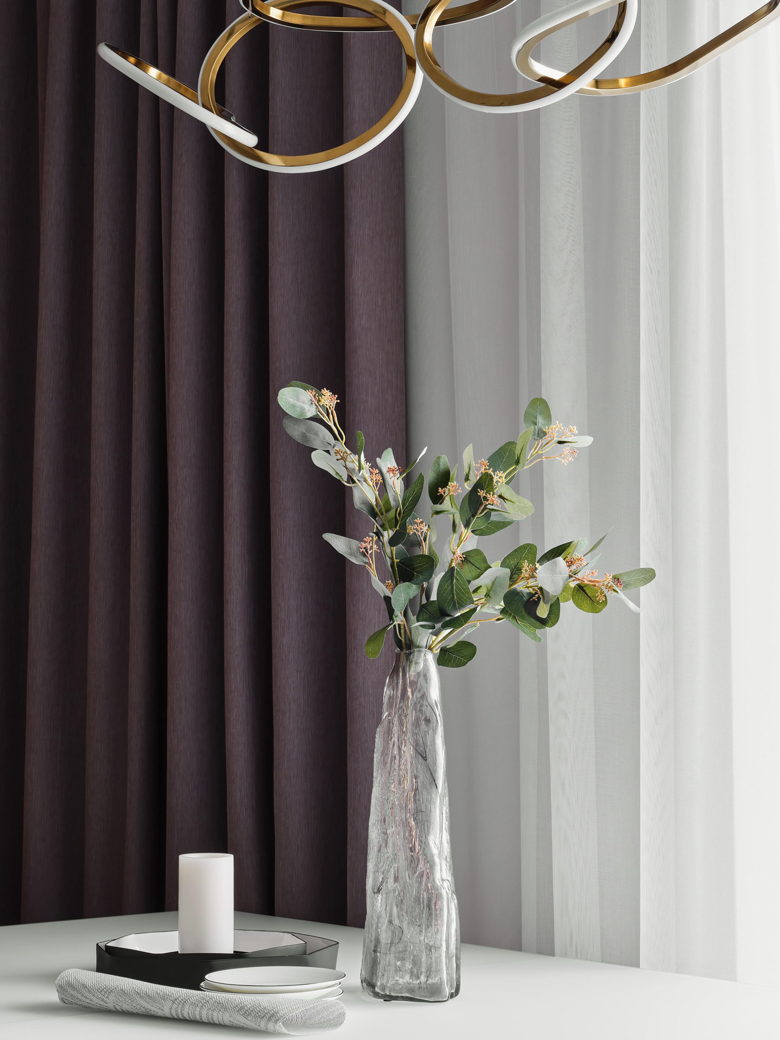 Современный декор обеденного стола с дизайнерской вазой, зелеными ветками и черно-белыми аксессуарами. Авторский интерьер Анжелики Исаевой, съемка Сергея Денисенко, гармония деталей в минимализме.