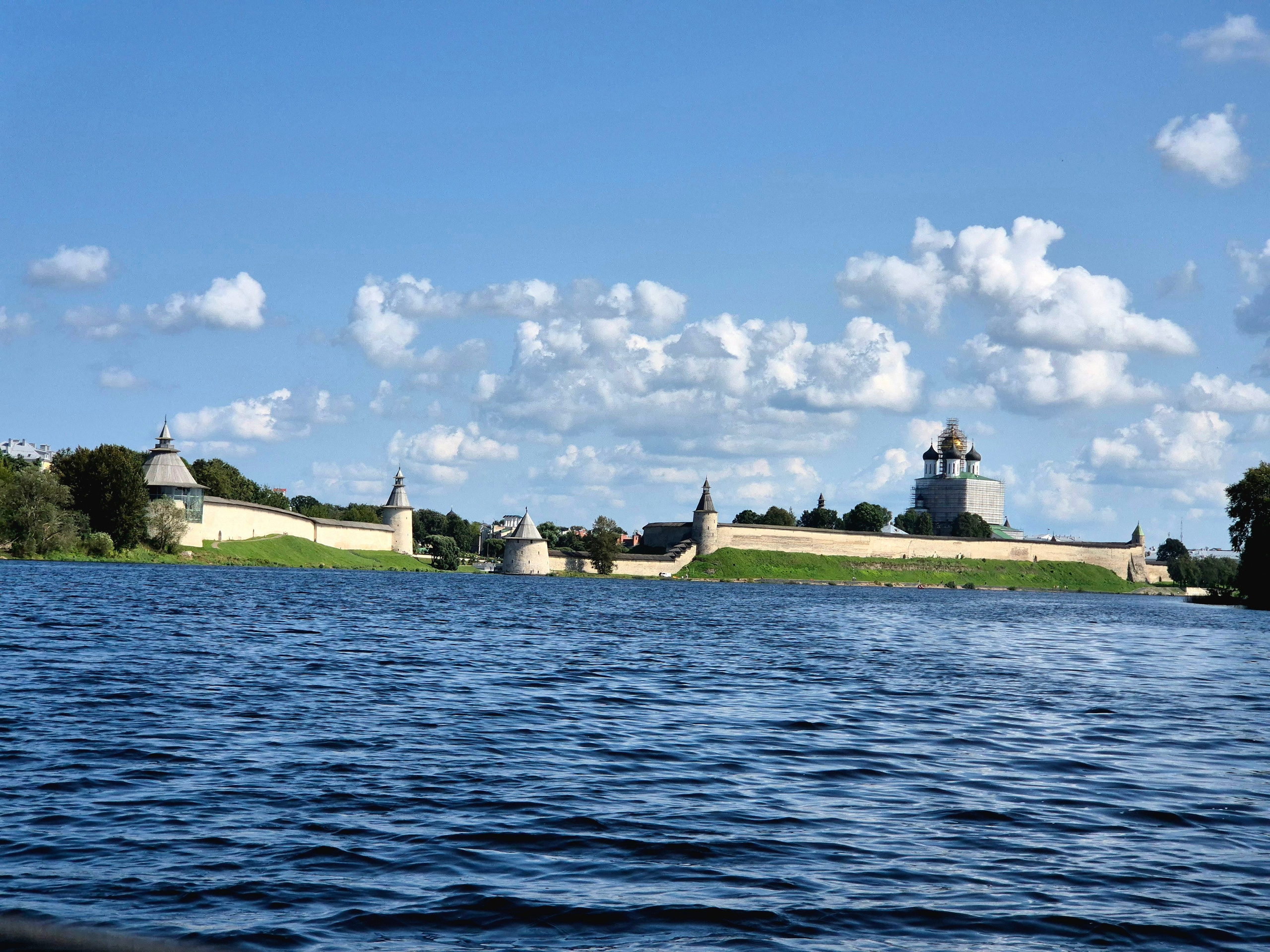 Кремль с воды - можно спокойно рассмотреть, а не сквозь очки на вдохе