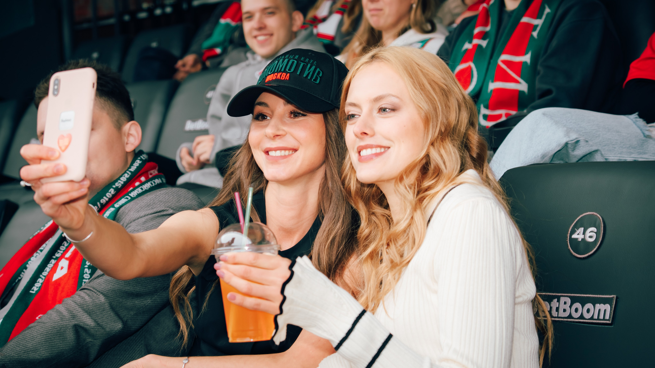 Pubblicità. Fotografo a Mosca con un’atmosfera notturna di foto