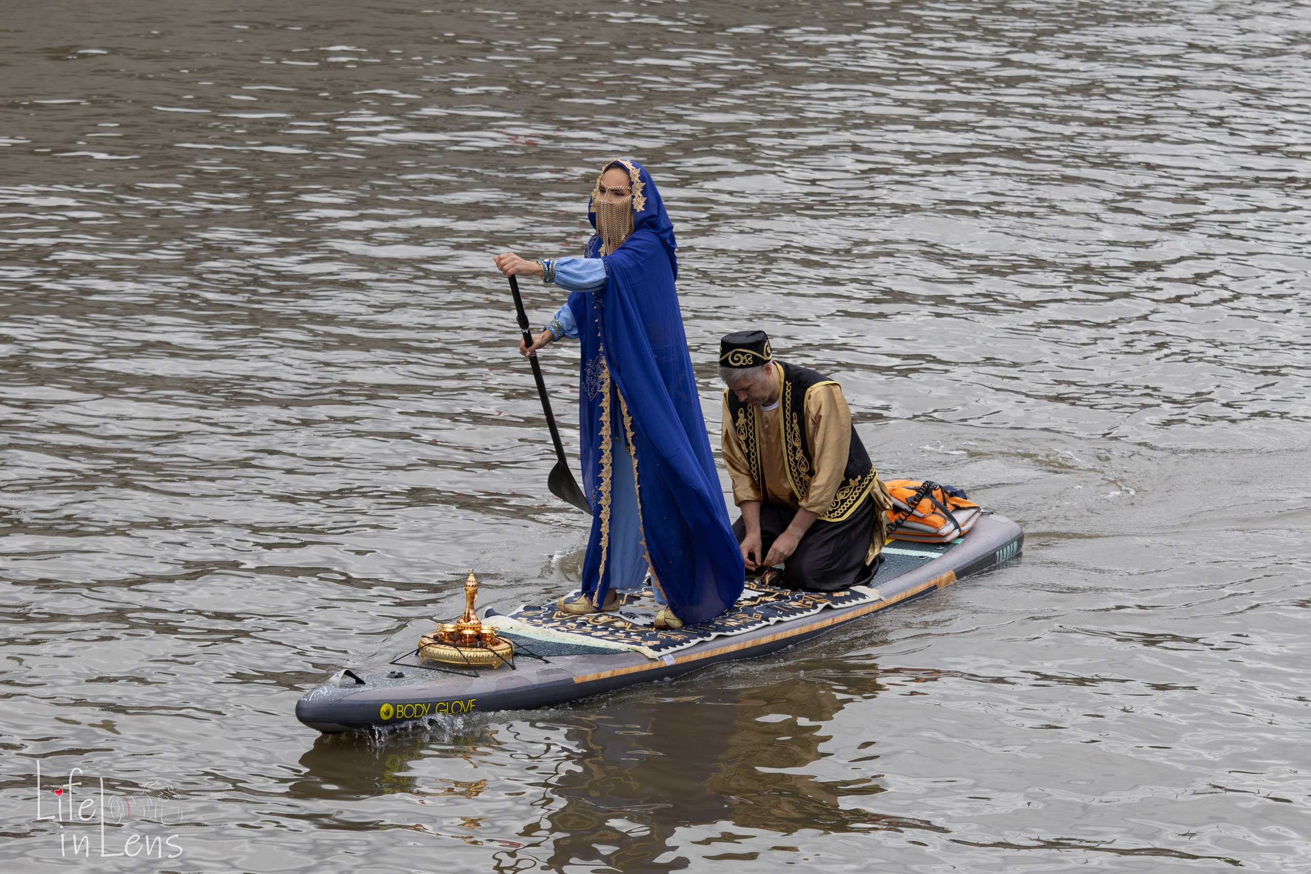 SUP-карнавал. Фотограф, получающий удовольствие от своей работы