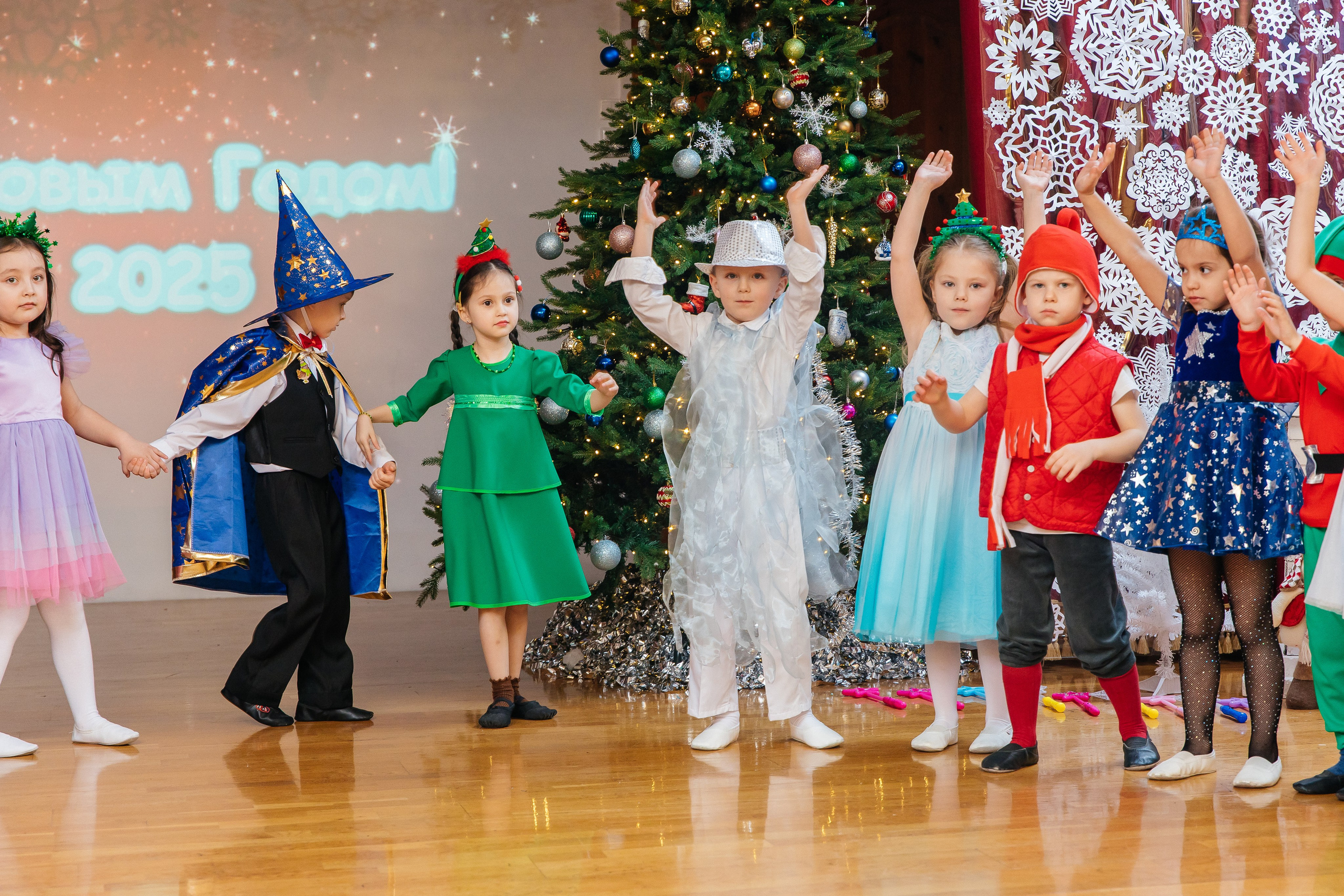 Детский сад № 93 — Утренник (27.12.2024). Свадебный и семейный фотограф Крамар Наталья