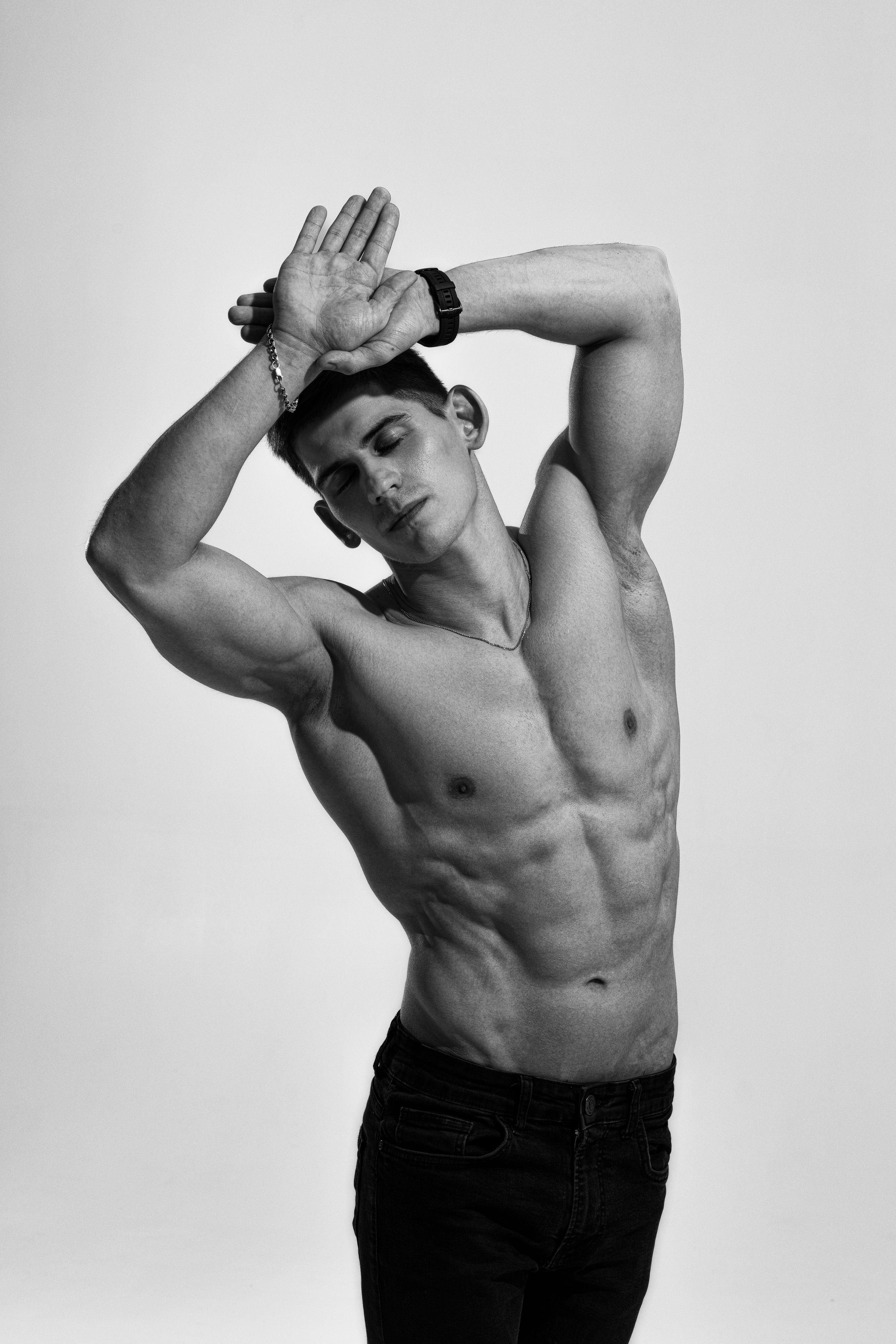 Съемка с Владом на циклораме с импульсным светом для себя и контента. Дмитрий Шульгин, портретный фотограф в Воронеже