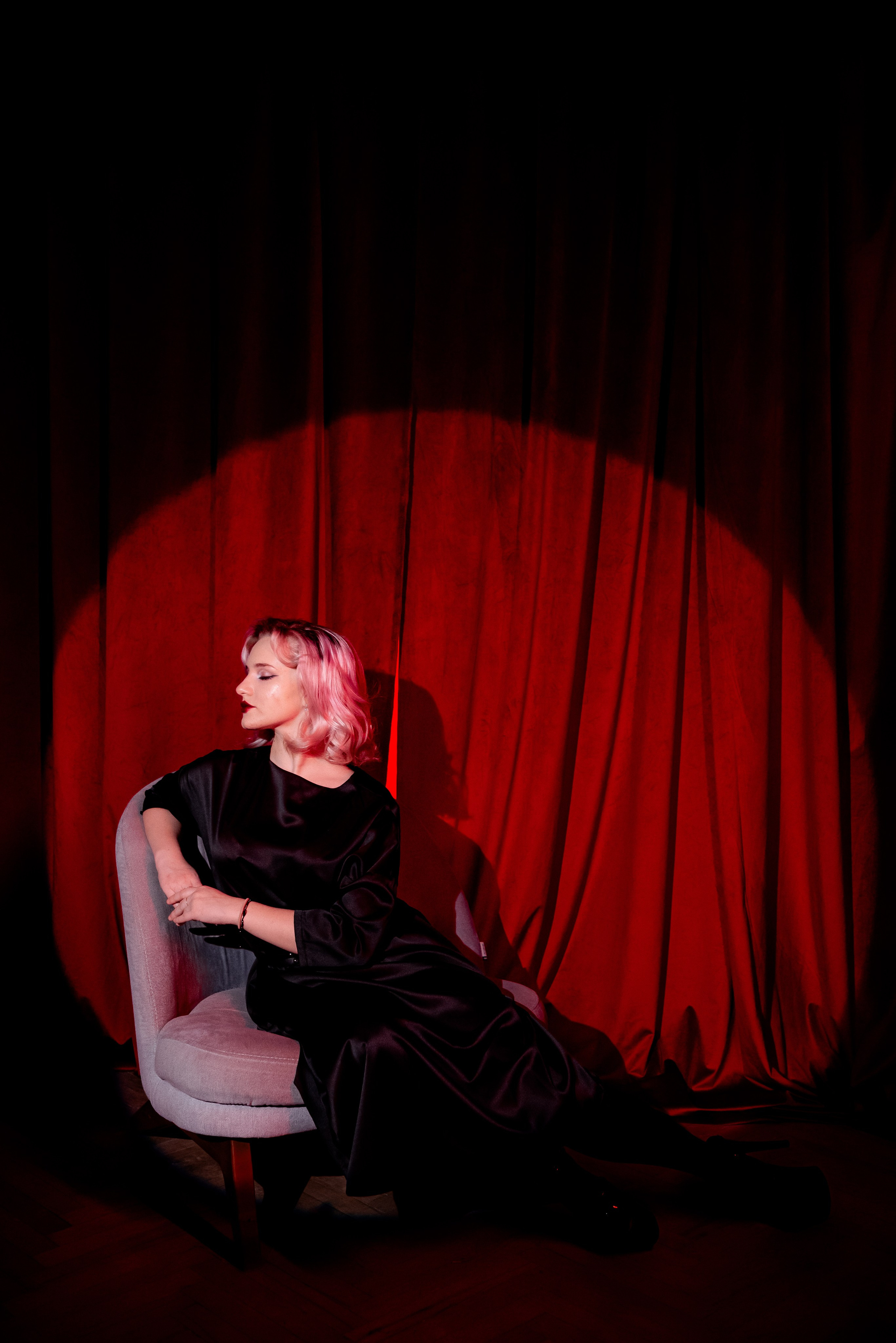 Девушки на красном фоне. Фотограф в Волгограде и Волжском Александр Горбань