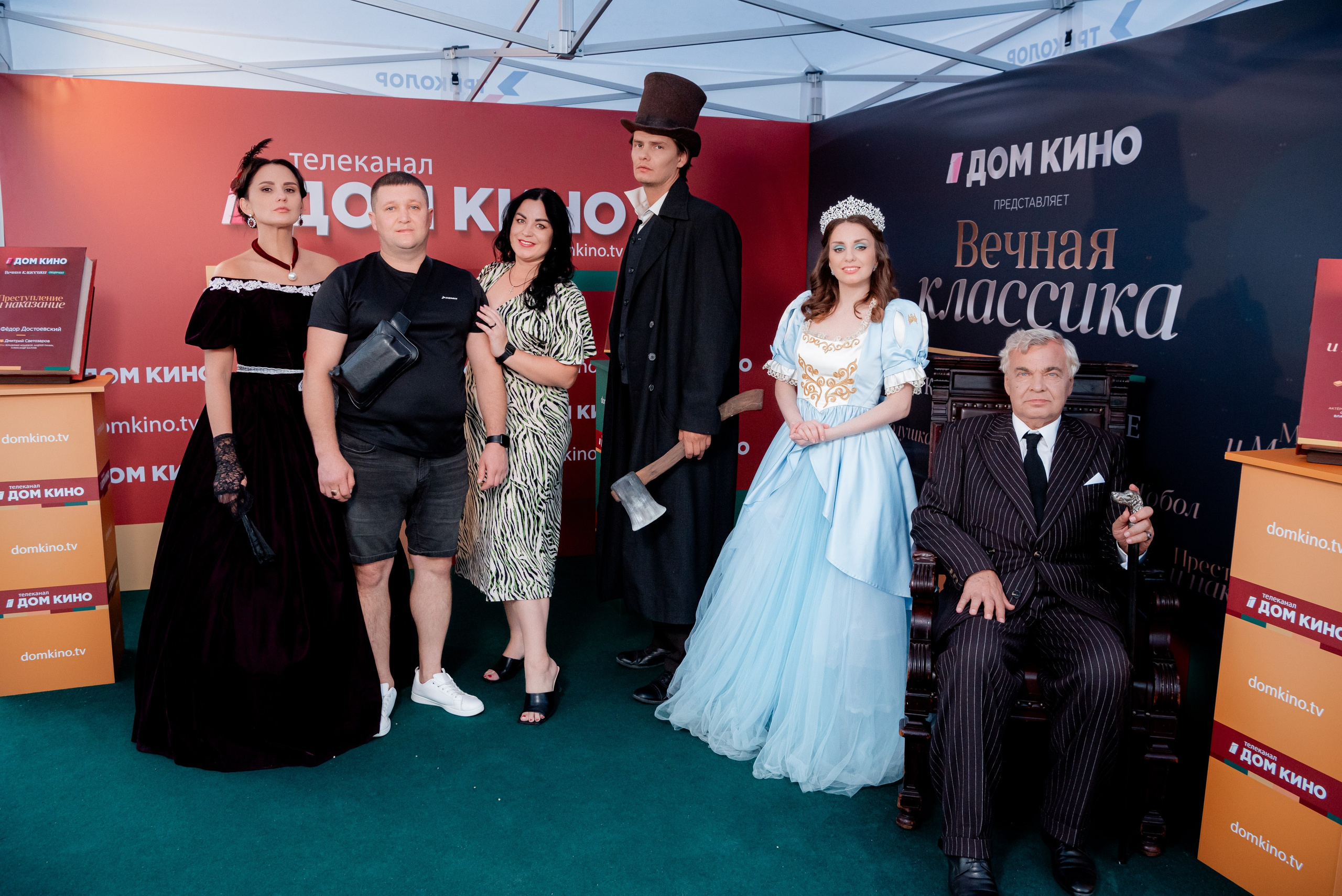 Портретные фото с артистами в палатке Триколор Дом Кинов на день города Волгоград. Фотограф в Волгограде и Волжском Александр Горбань