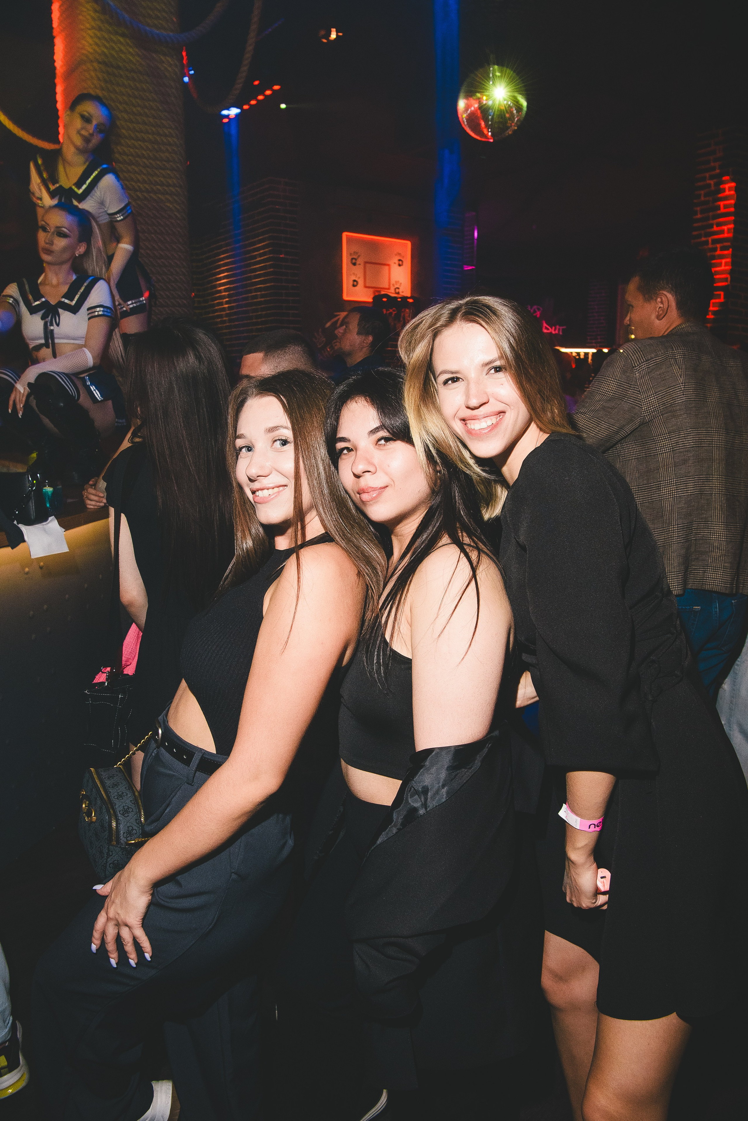 Фотоотчёты о вечеринках для НеБар Волгоград. Или стиль «пьяный фотограф». Фотограф в Волгограде и Волжском Александр Горбань