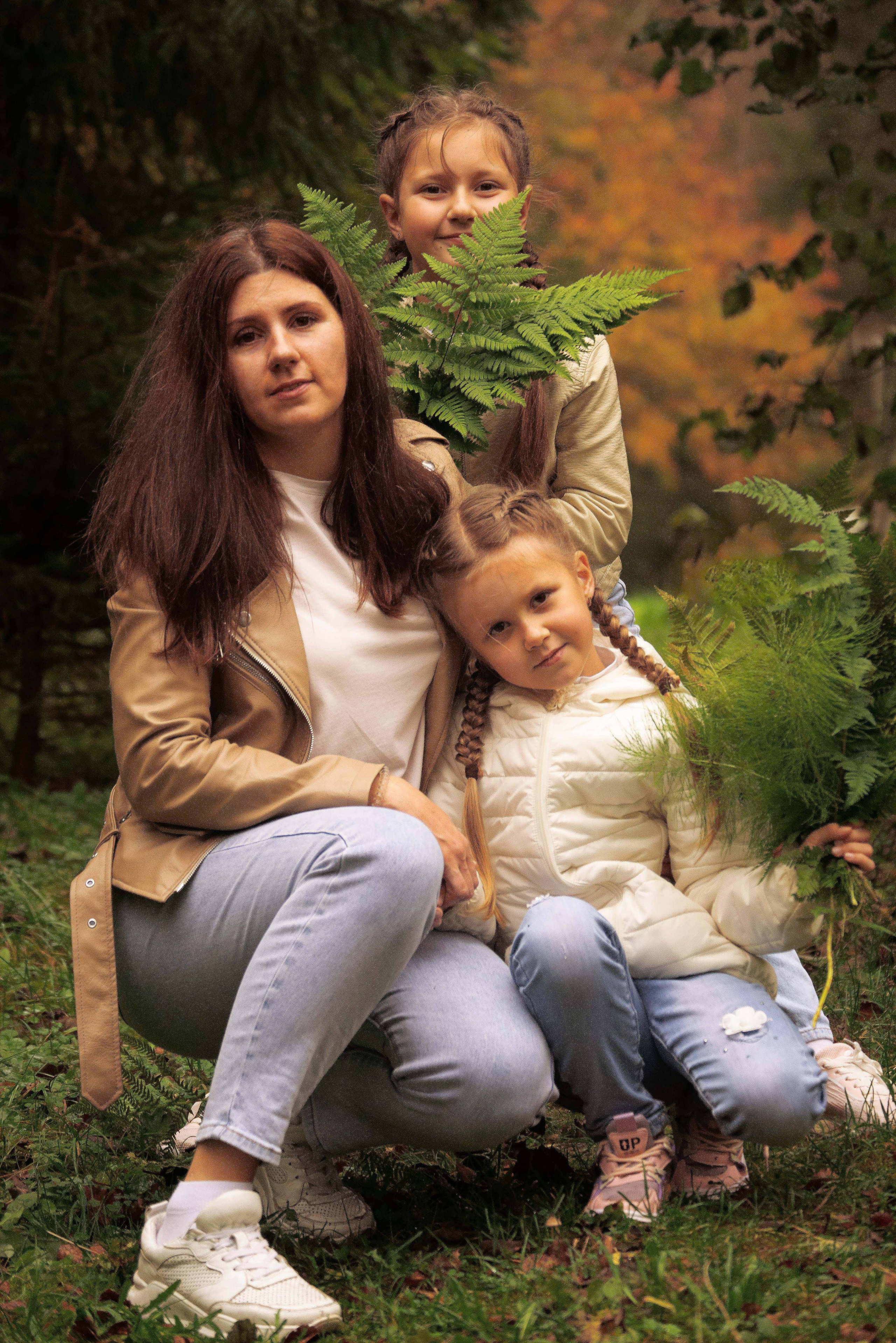 Осенняя семейная фотосъемка на природе. Карелия. Мама с двумя дочками.