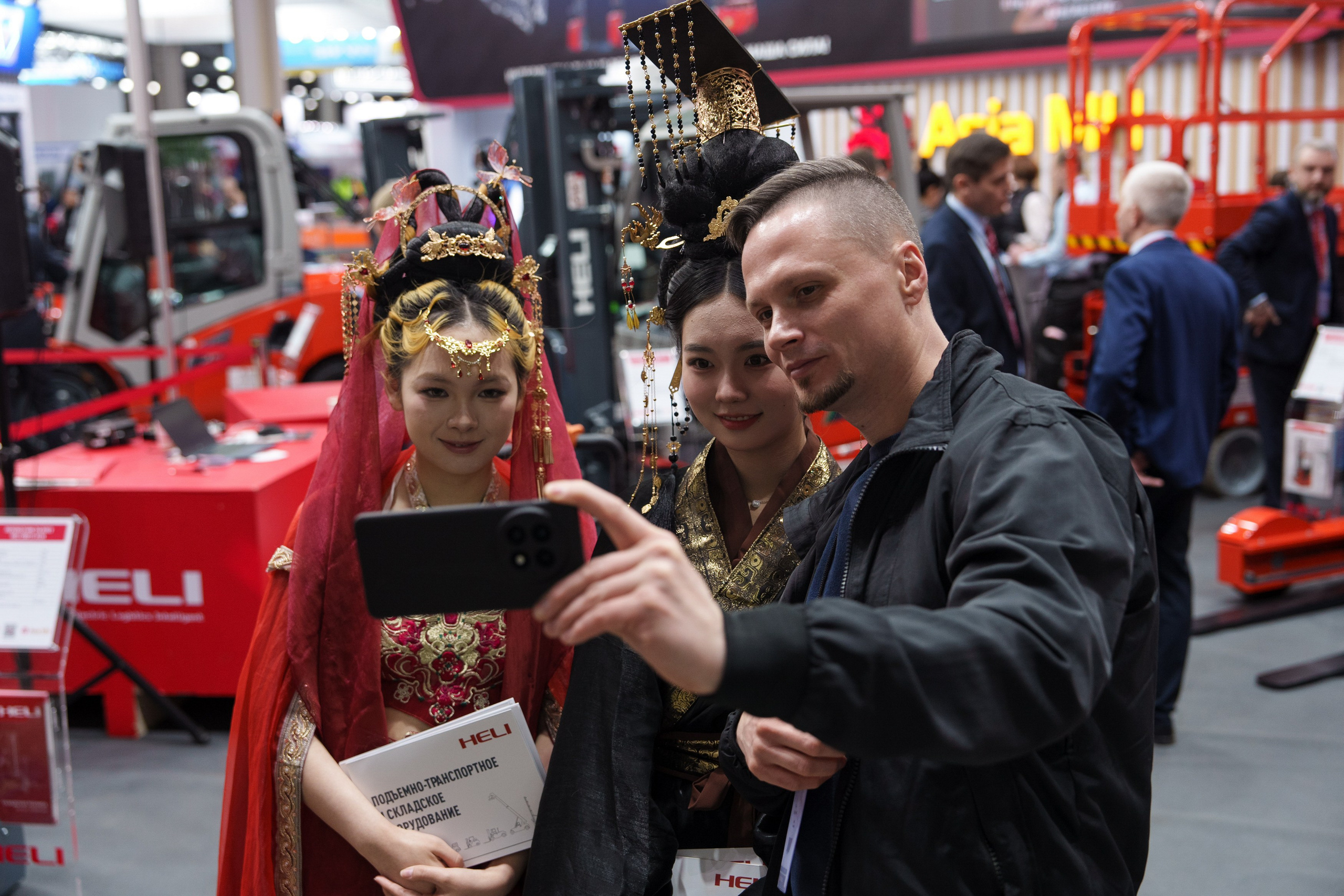 HELI. Стенд в Крокус Экспо. Фотограф Саша Блюз