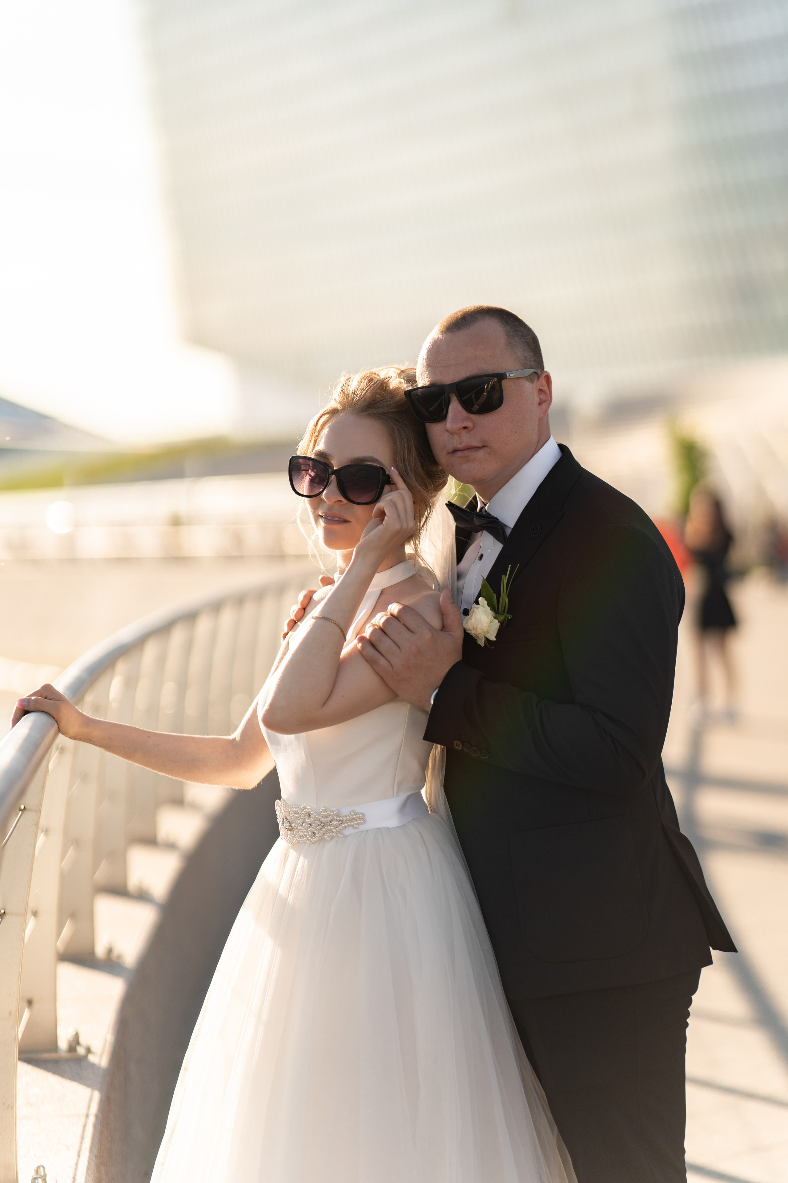 Свадебная фотосессия рядом с Лахта центром в Санкт-Петербурге пара в солнечных очках на закате