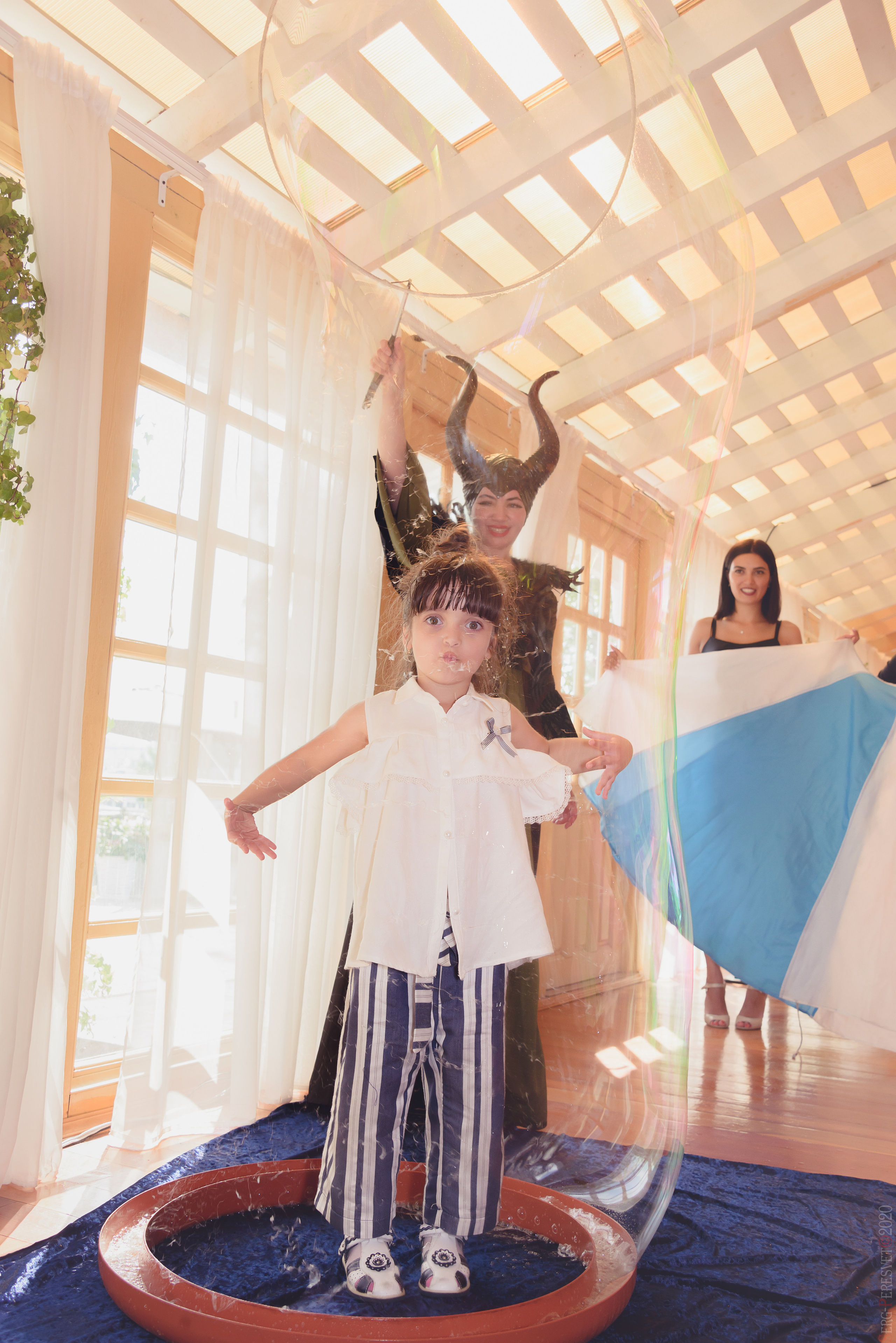 детское шоу мыльных пузырей, заказать мыльное шоу, мыльное шоу, мыльное шоу для детей, мыльное шоу Москва, семейная фотосессия в студии с детьми, фотограф на день рождения, фотограф на детский день рождения, фотограф на детский праздник, фотограф на праздник, фотограф на праздник цена, фотосессия с ребенком, шоу мыльных пузырей, шоу мыльных пузырей в саду, шоу мыльных пузырей для детей, шоу мыльных пузырей Люберцы, шоу мыльных пузырей на день рождения, шоу мыльных пузырей на день рождения ребенка, шоу мыльных пузырей на дом, шоу мыльных пузырей цена