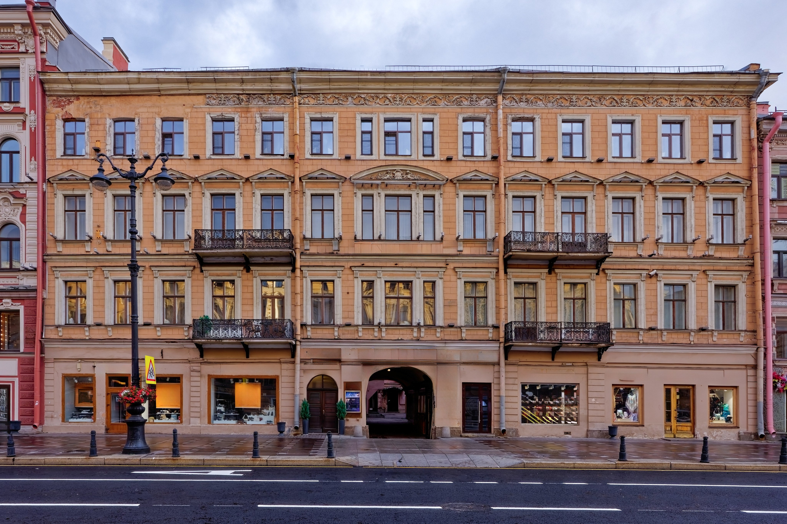 Санкт-Петербург, Невский проспект, дом 108. Доходный дом Иванова, 1862 год. Архитектор Август Иванович Ланге. ОКНРЗ 781710971660005. Памятник истории: дом, где в 1906 г. находилась явочная квартира РСДРП(б)