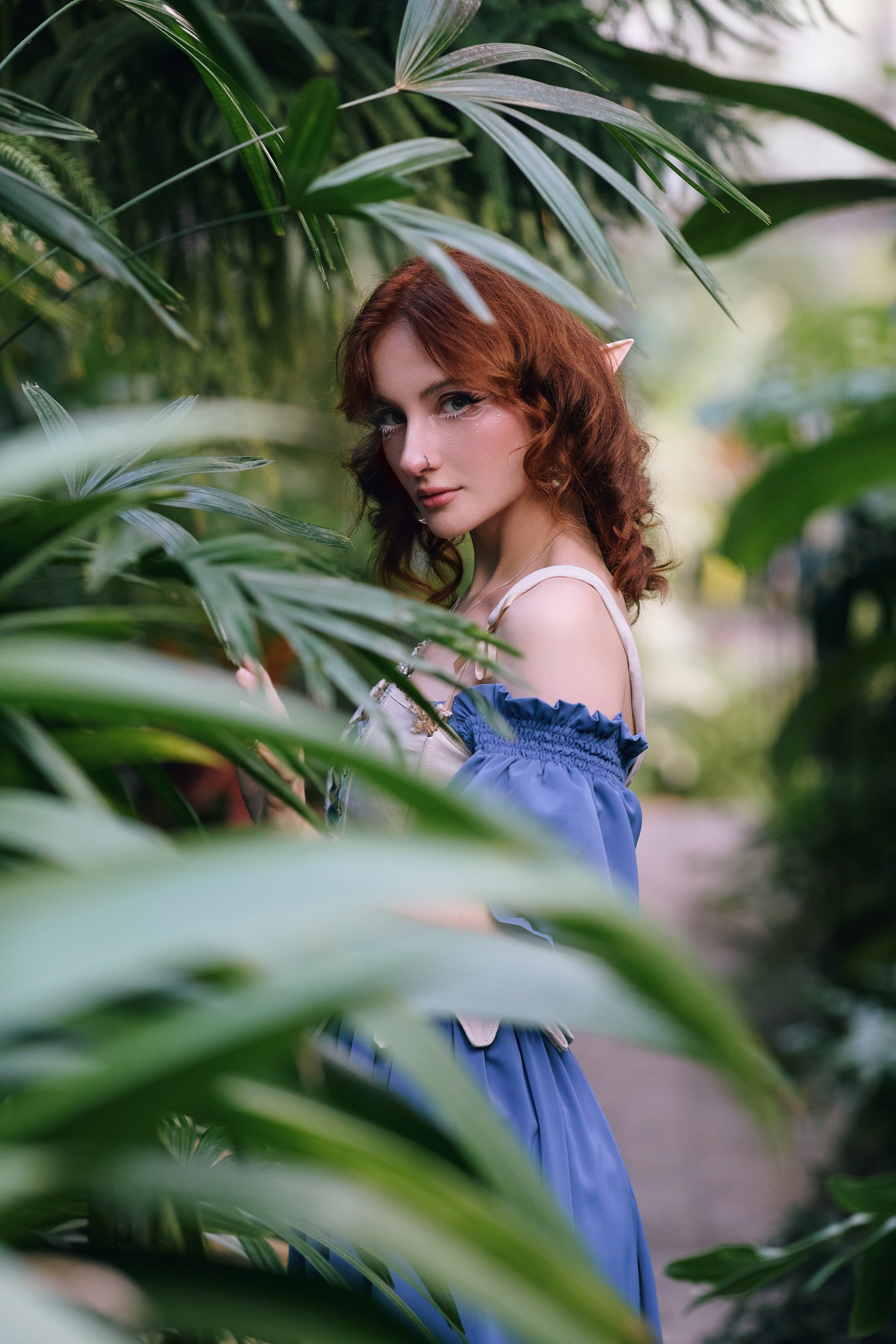Мечтательная эльфийка позирует на косплей съёмке в саду в Находке