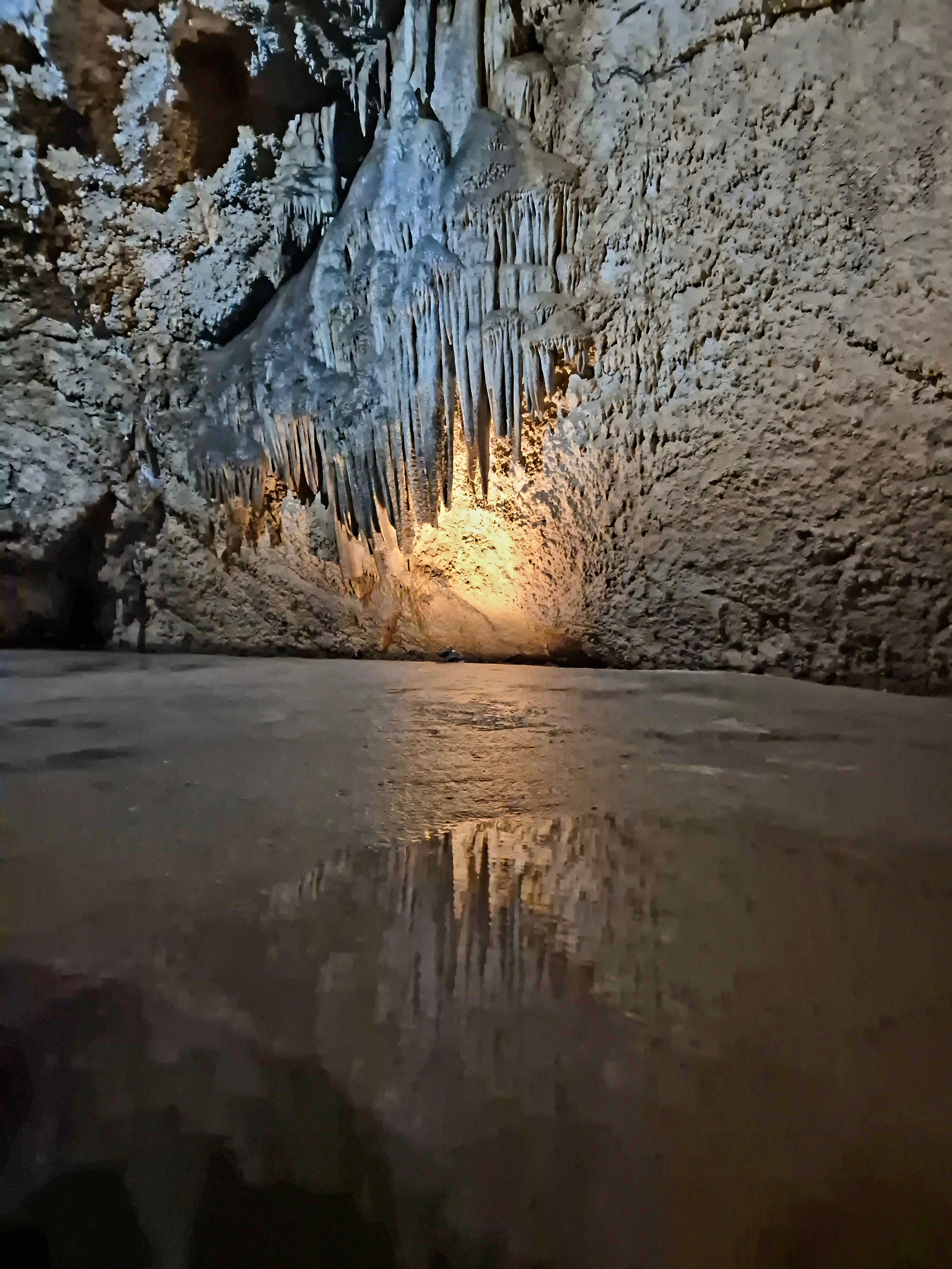 Капает вода, создавая дополнительные узоры и бассейны