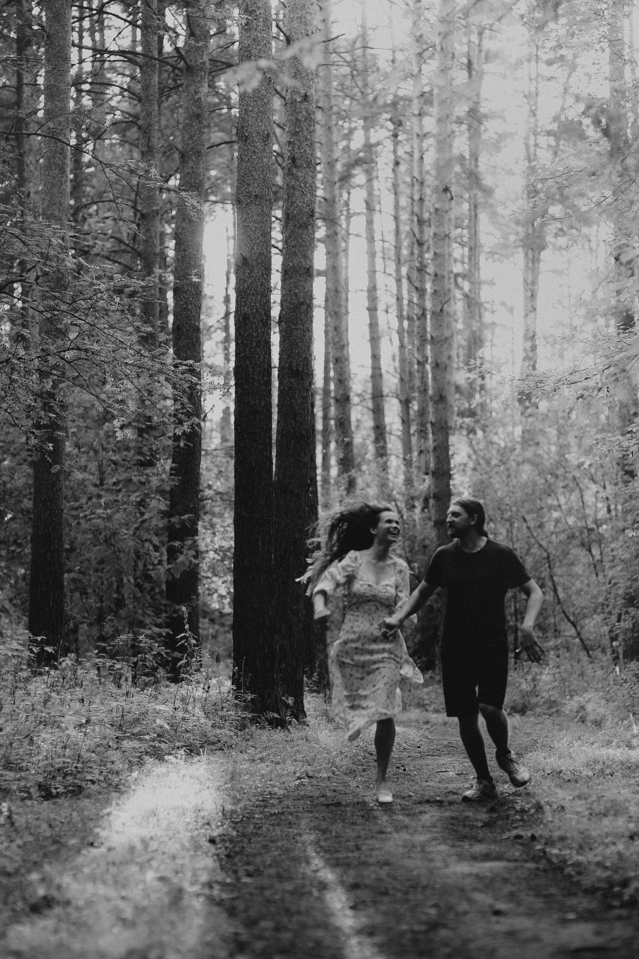 Атмосферная съемка Маши и Лёши в лесу наедине с природой. Свадебный и репортажный фотограф в Ярославле и Санкт-Петербурге Роман Микрюков