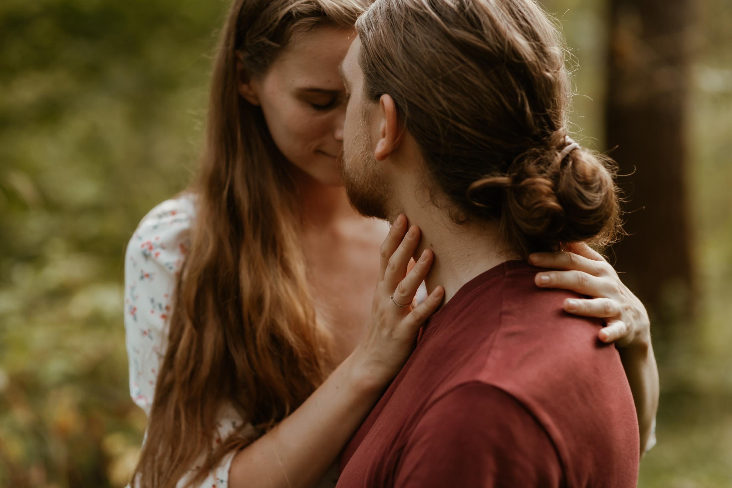 Атмосферная съемка Маши и Лёши в лесу наедине с природой. Свадебный и репортажный фотограф в Ярославле и Санкт-Петербурге Роман Микрюков