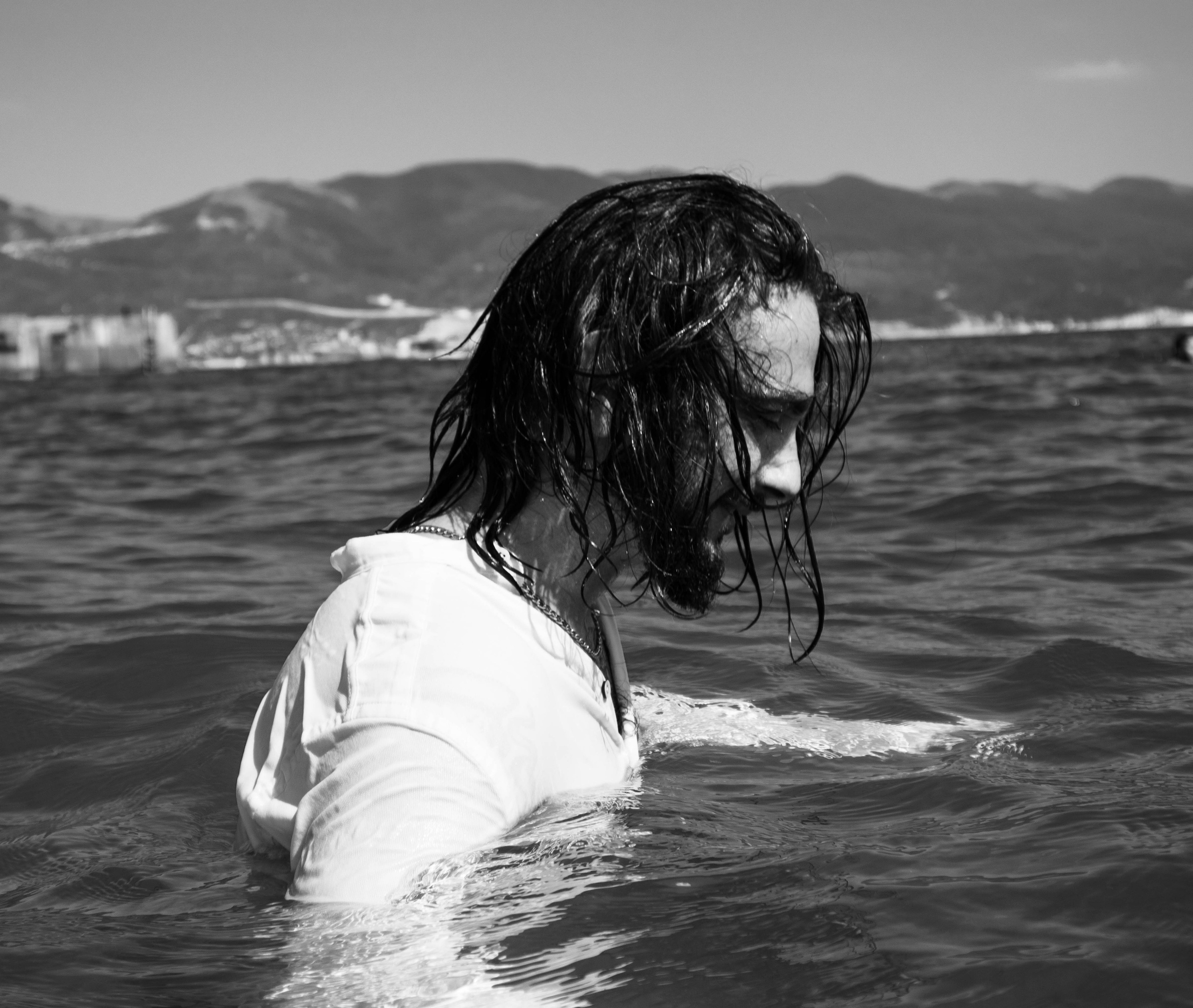 «Шаги по волнам: берег мечты». Уличный фотограф Города N