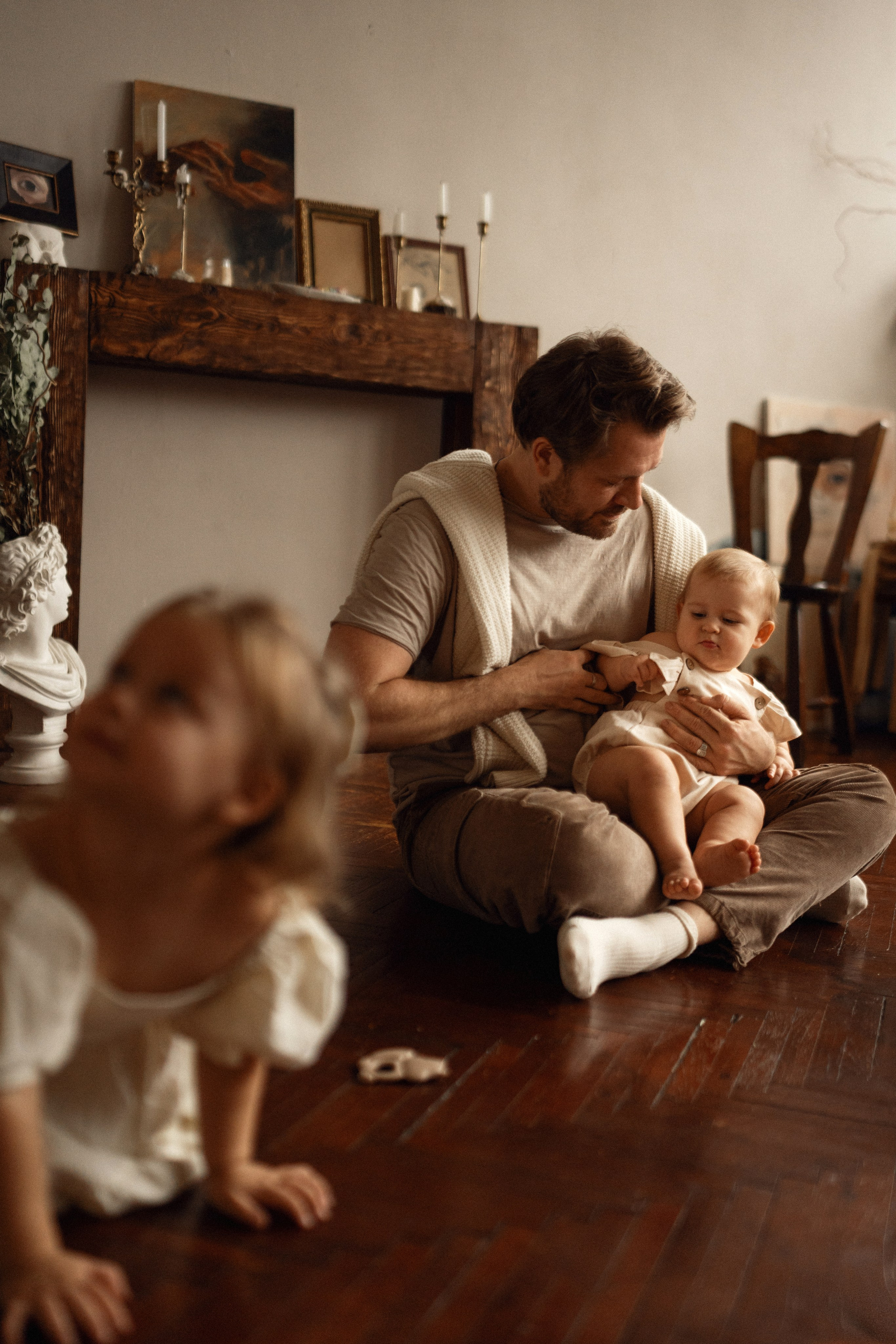 В мастерской художника. Семейный фотограф Москва. Фотограф беременности и материнства Москва