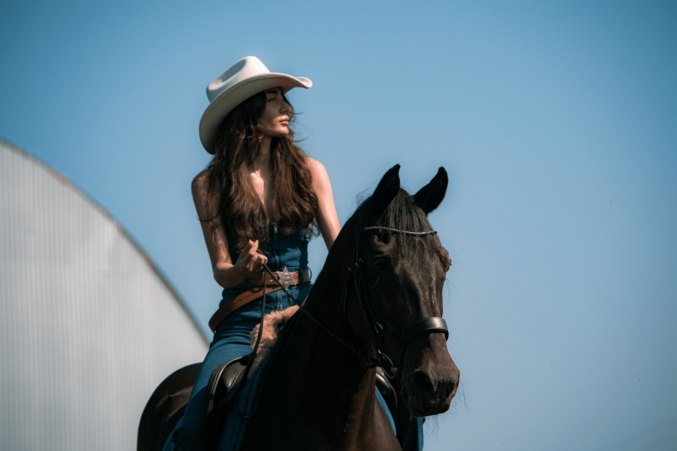 Фотосессия Ангелины в конюшне. Фотограф Евгения Саботаж в г. Москва