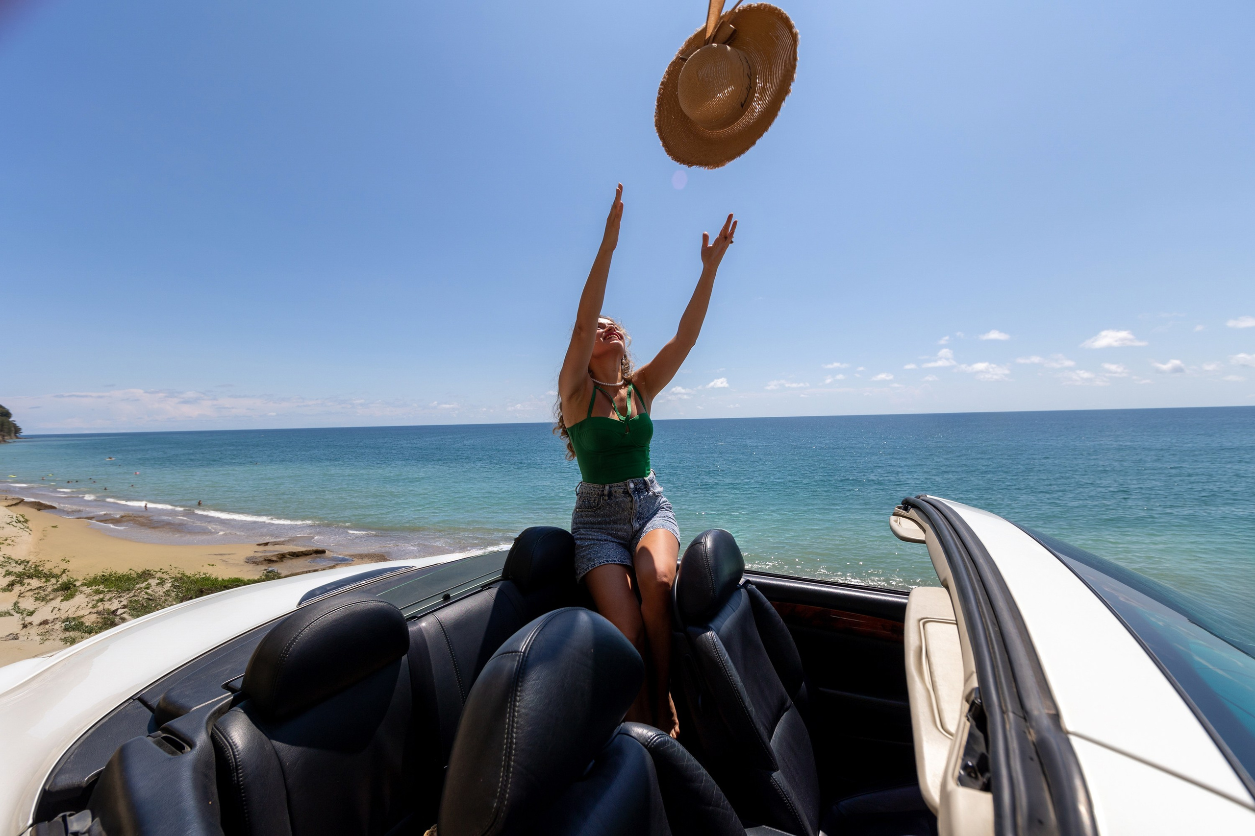 Песчаный пляж в Пицунде 30 мин. 4т. RetroChic Фото