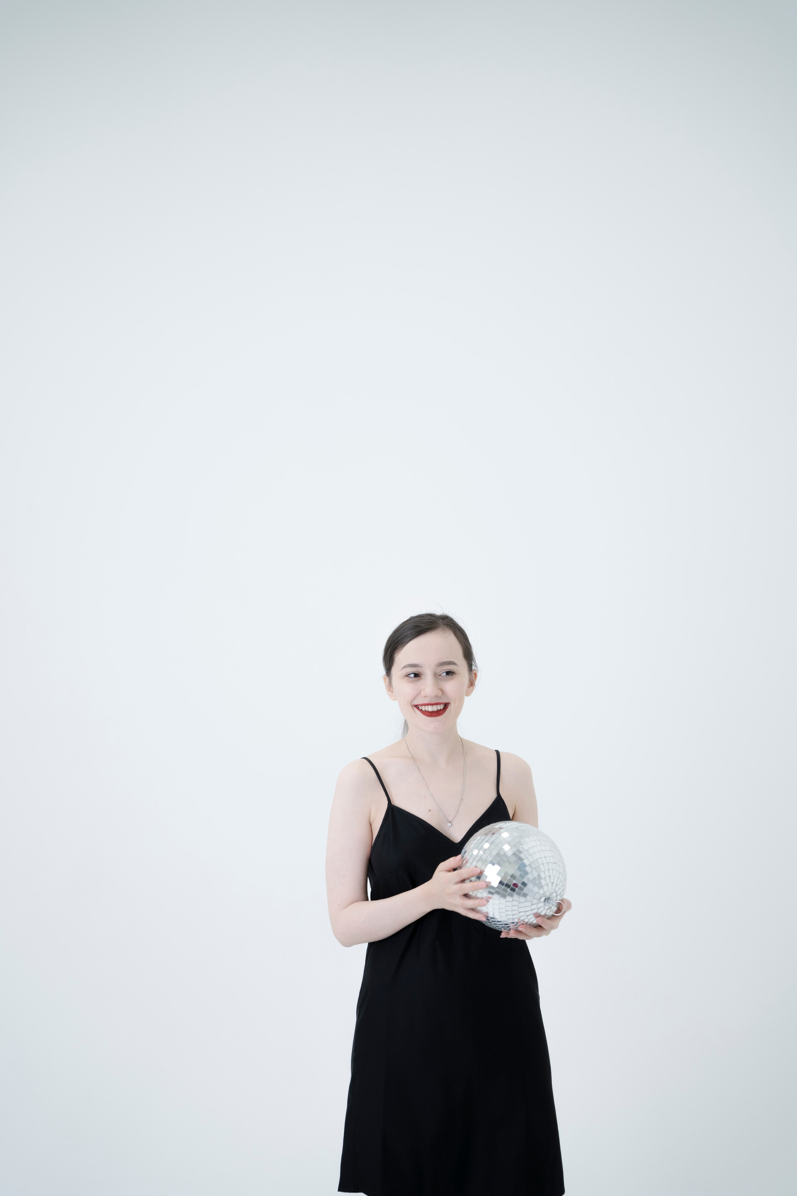 ДЕВОЧКА НА ШАРЕ. Главная