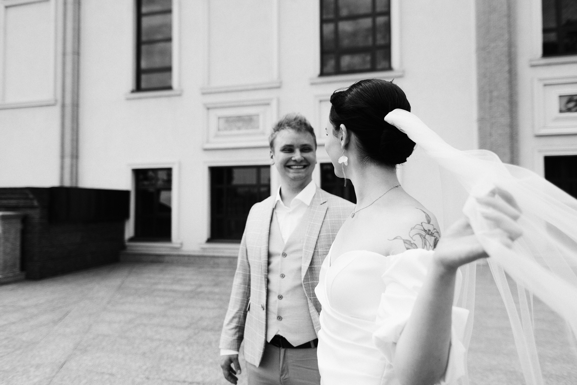 Свадебный фотограф Тюмень — Роман и Ксения: фотосессия с гостями и прогулка в парке. Портретный фотограф Тюмень Дарья Мустафина