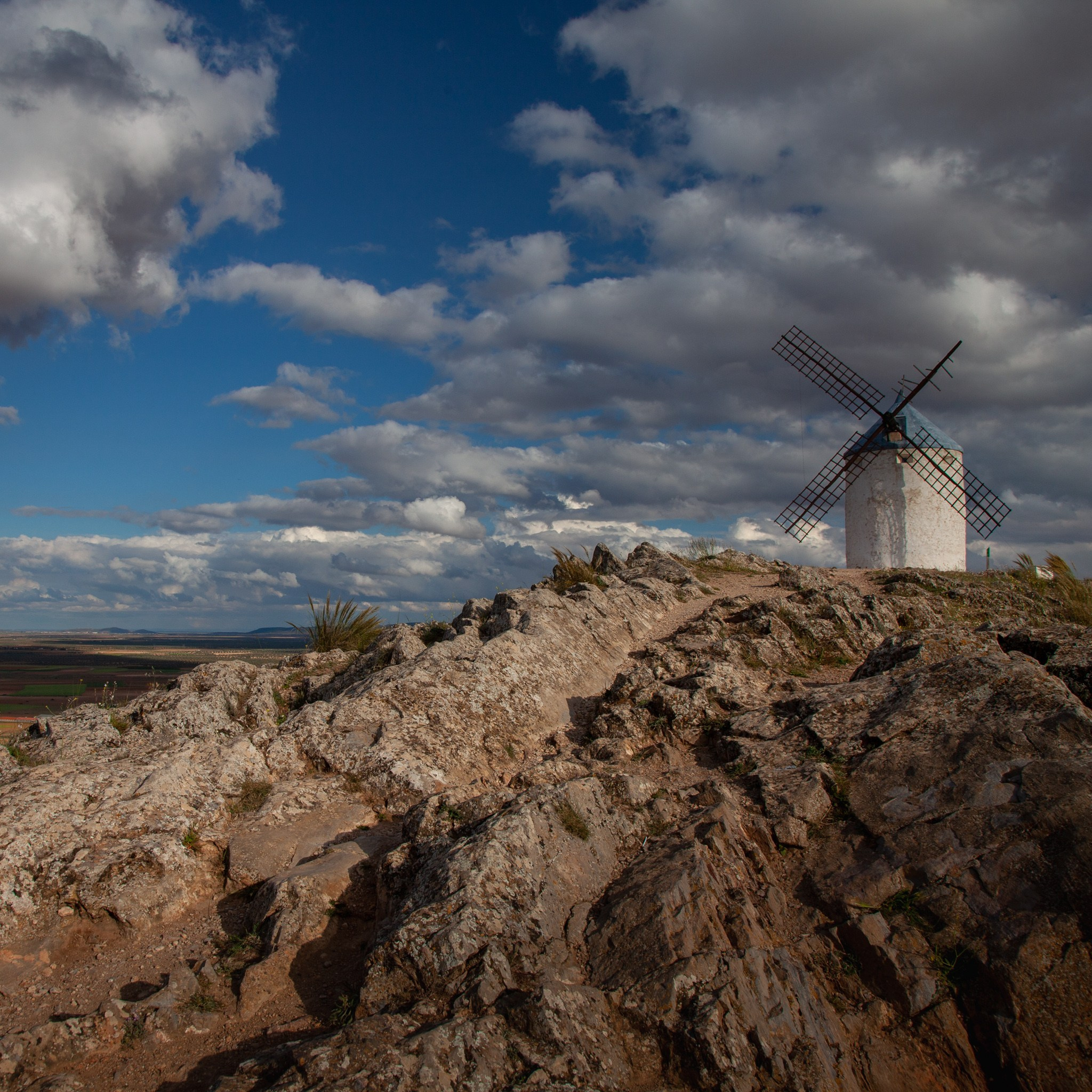 Consuegra España Molinos de viento de Don Quijote en la provincia de Toledo, Испания 2010. Фотограф Василий Буланов