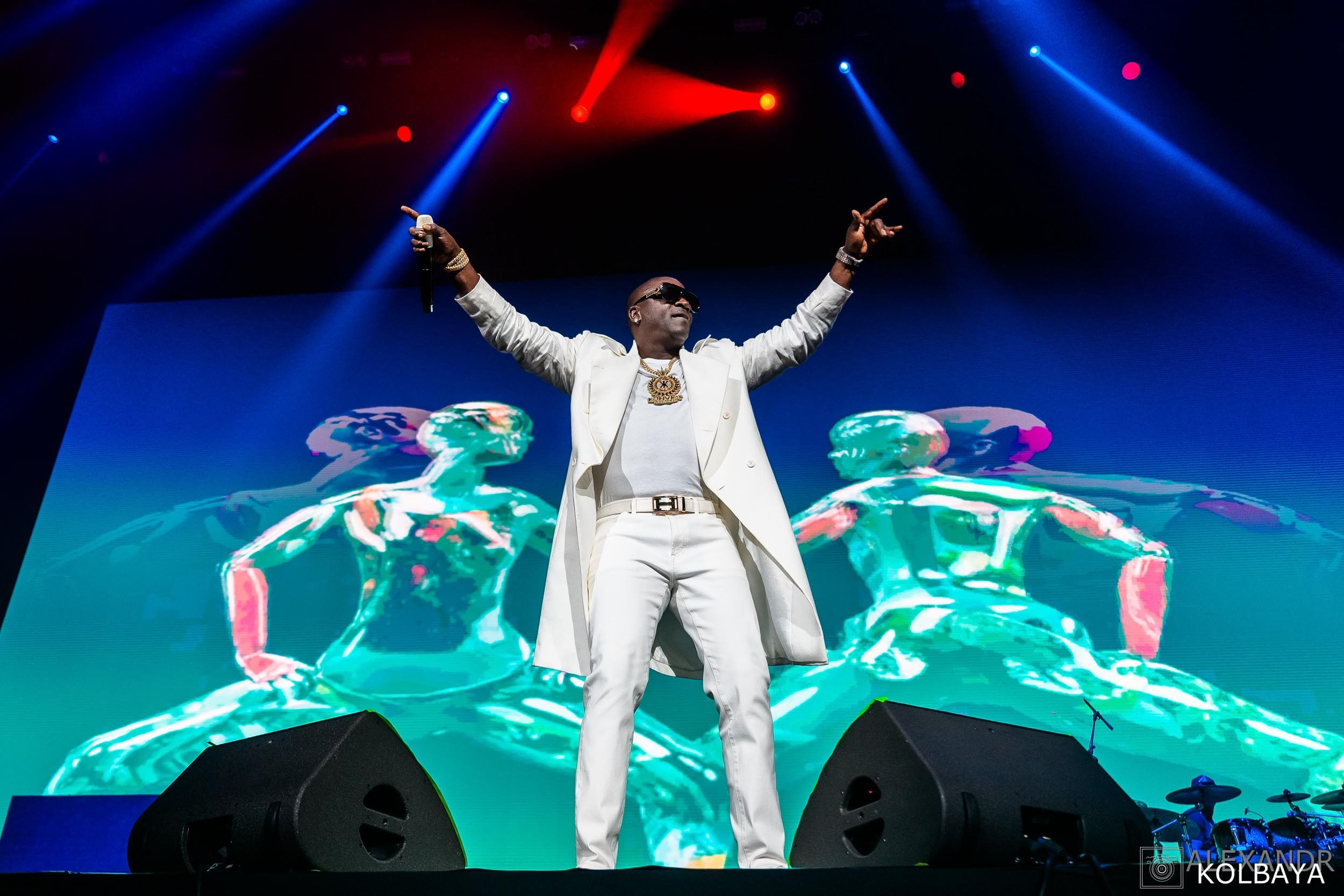 Фоторепортаж с концерта AKON в Сочи 8 августа 2025 года. Сириус. Концертный и театральный репортажный фотограф в Москве Александр Колбая