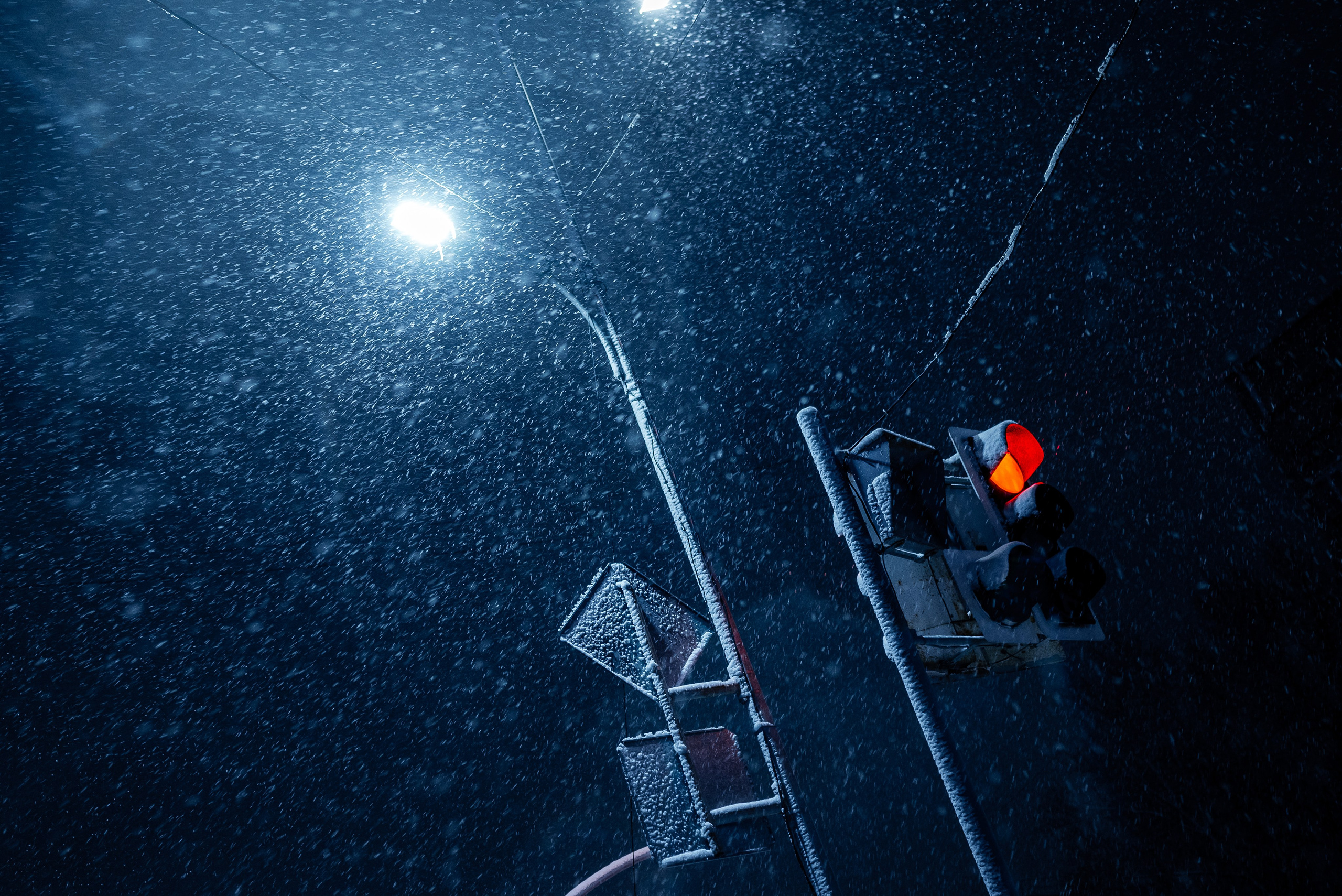 первый снег, уральск, снег, город, вечер, светофор, огни, фонарь