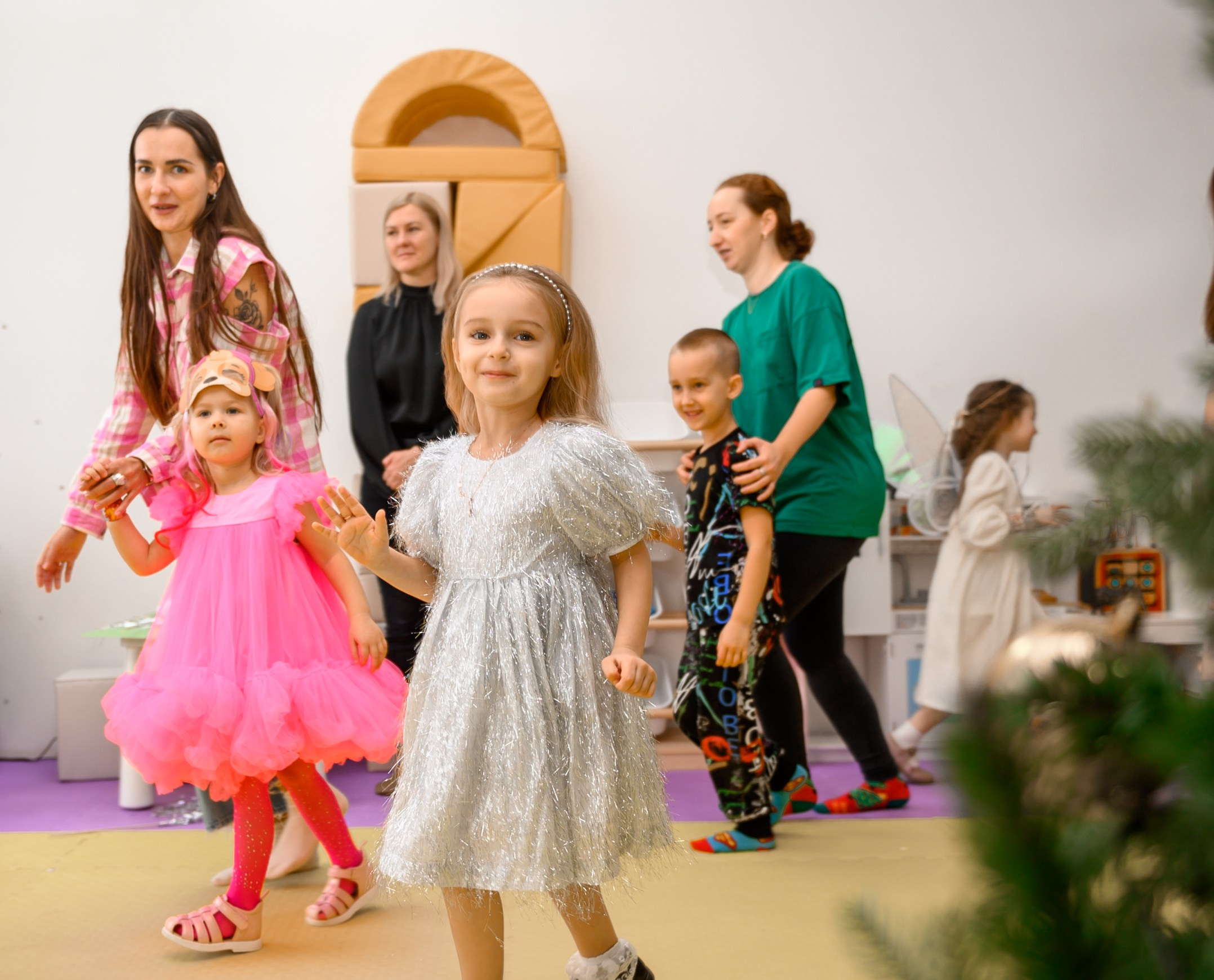 Елка 2025 в детском саду Мишка клуб. Свадебный и семейный фотограф София Невская