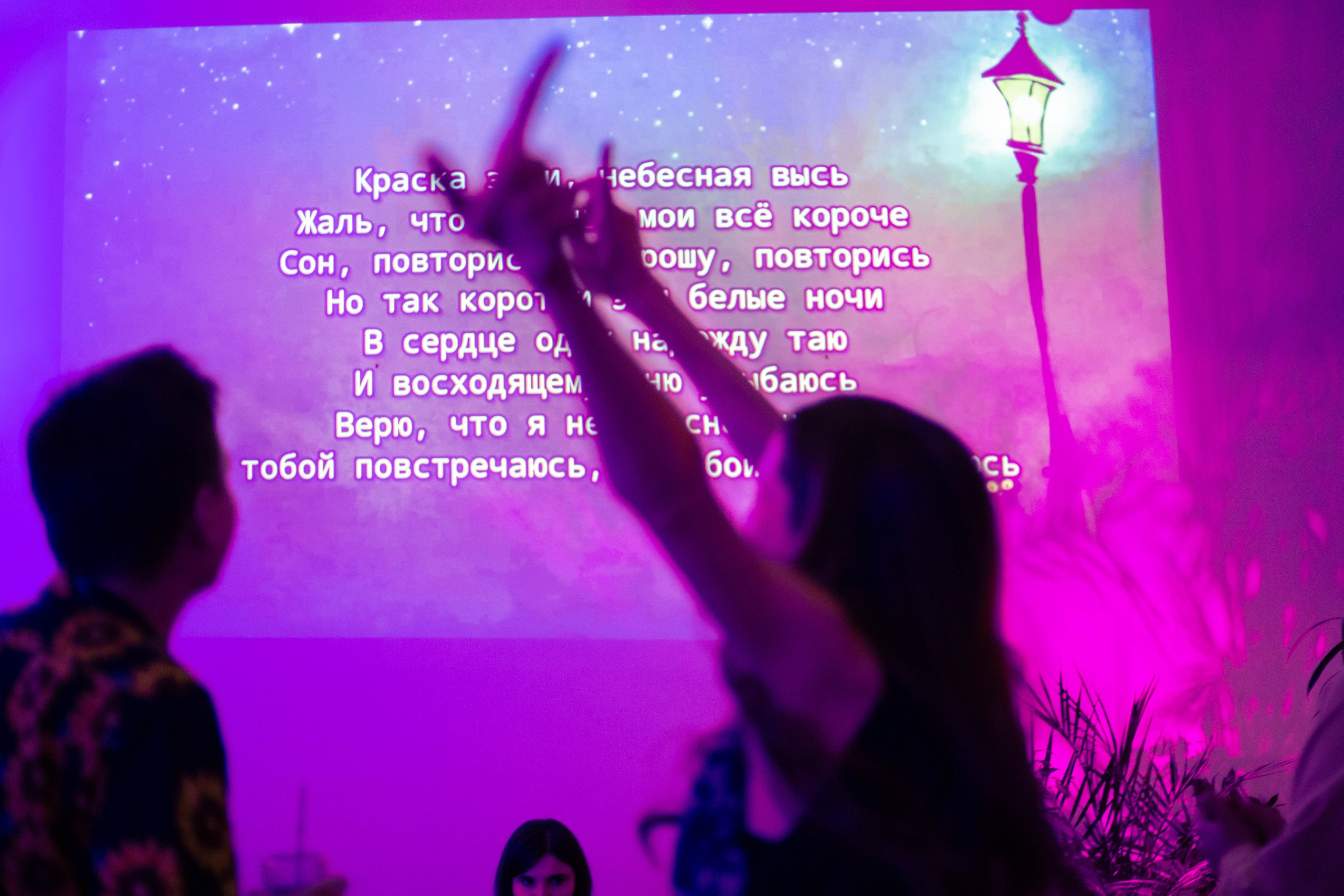 МЕНЯ ПОВСЮДУ ОКРУЖАЕШЬ ТЫ