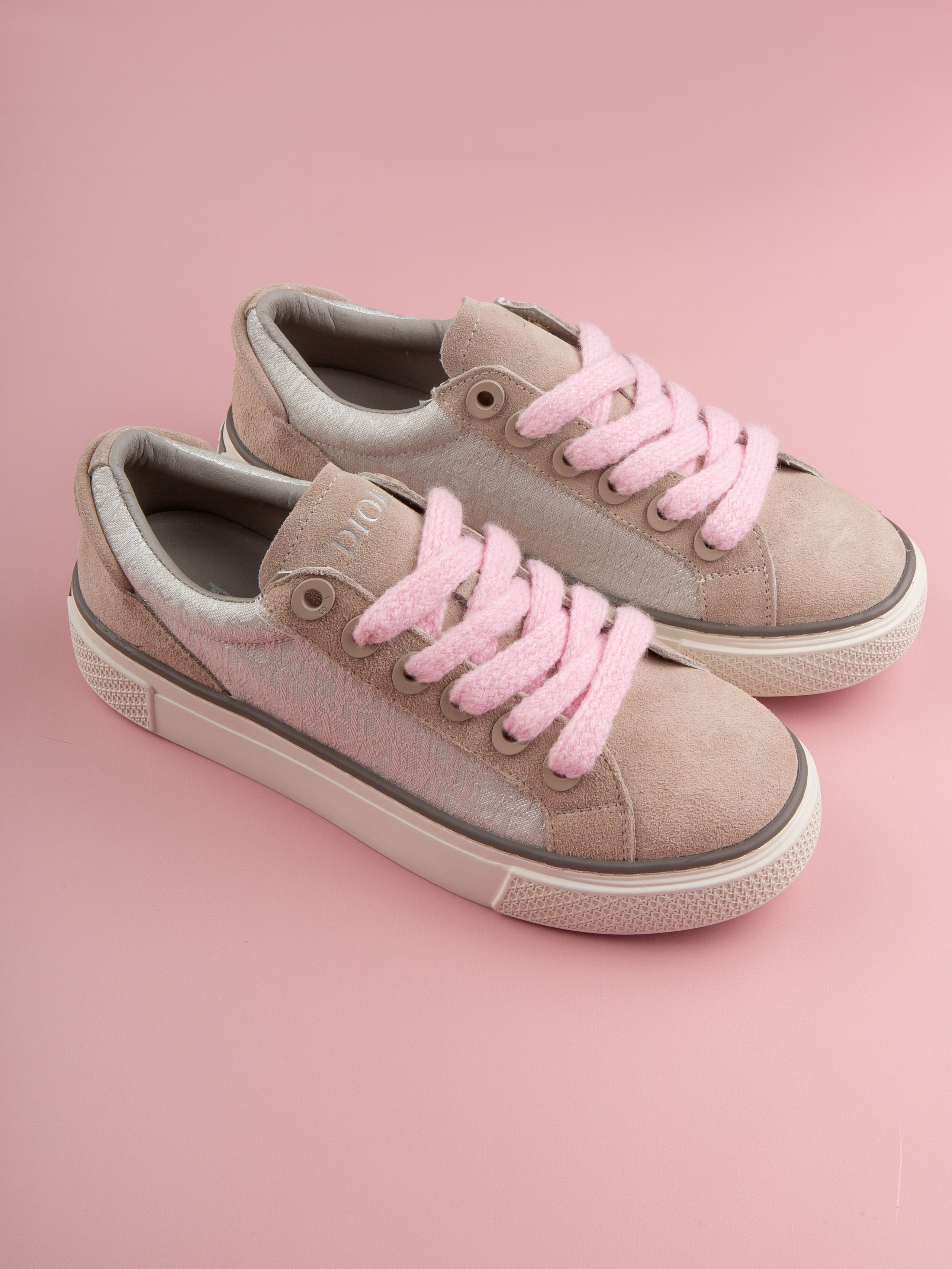 Обувь на цветных фонах. Фотограф Мария Кольцова