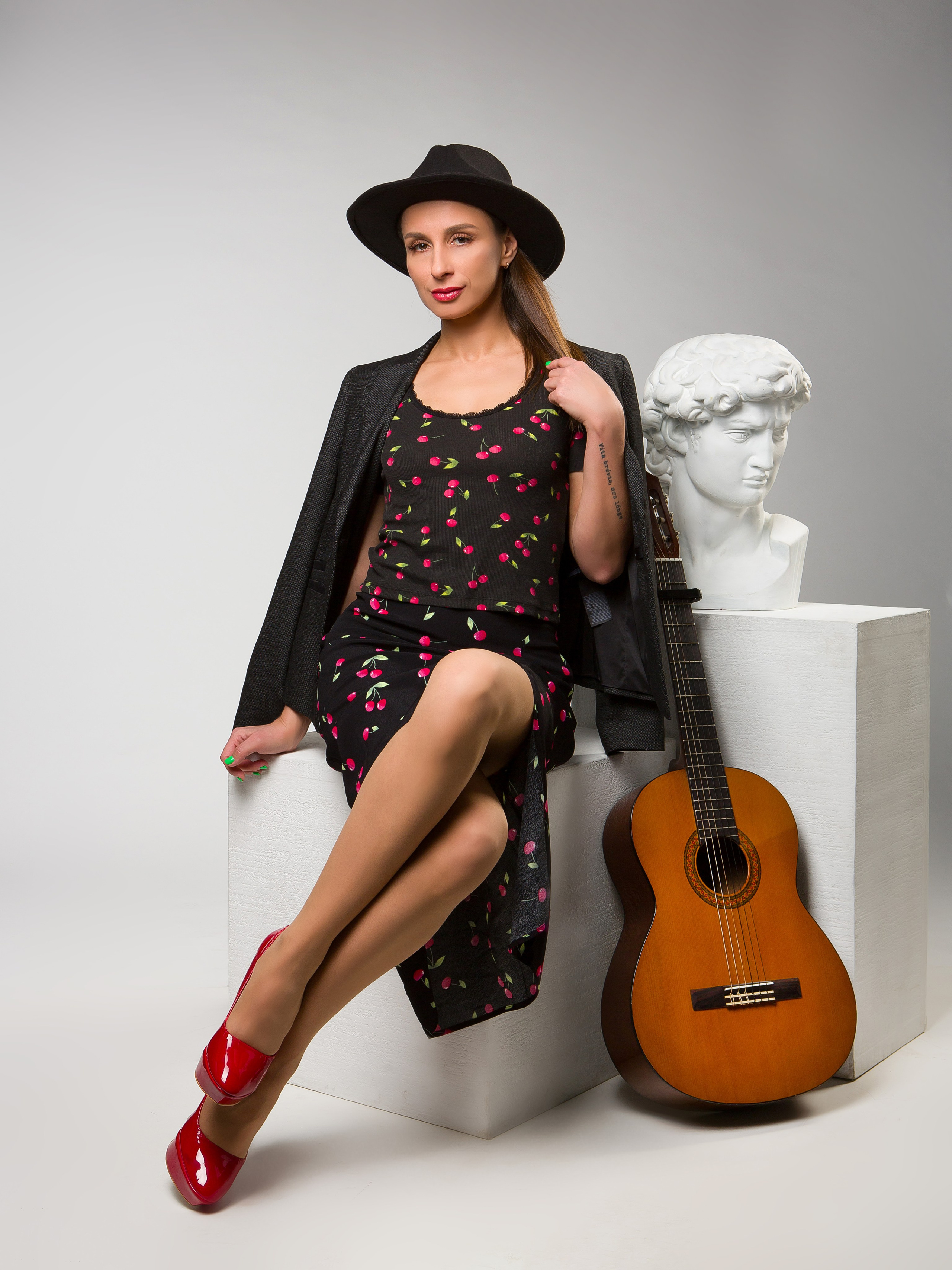 Девушка с гитарой. Фотограф Мария Кольцова