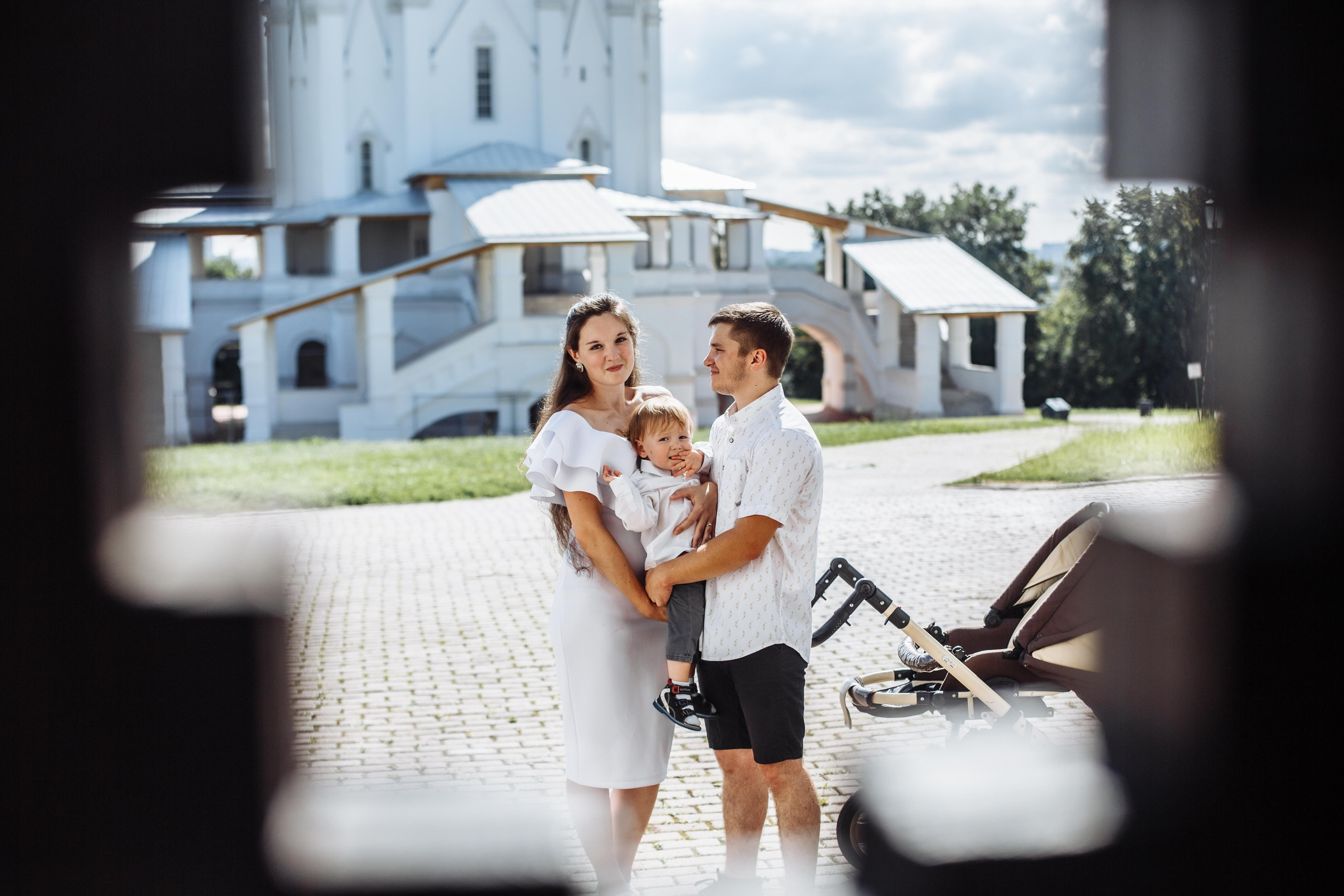 Красивые фотографии с семейной фотосессии в парке Коломенское, запись к фотографу на странице сайта