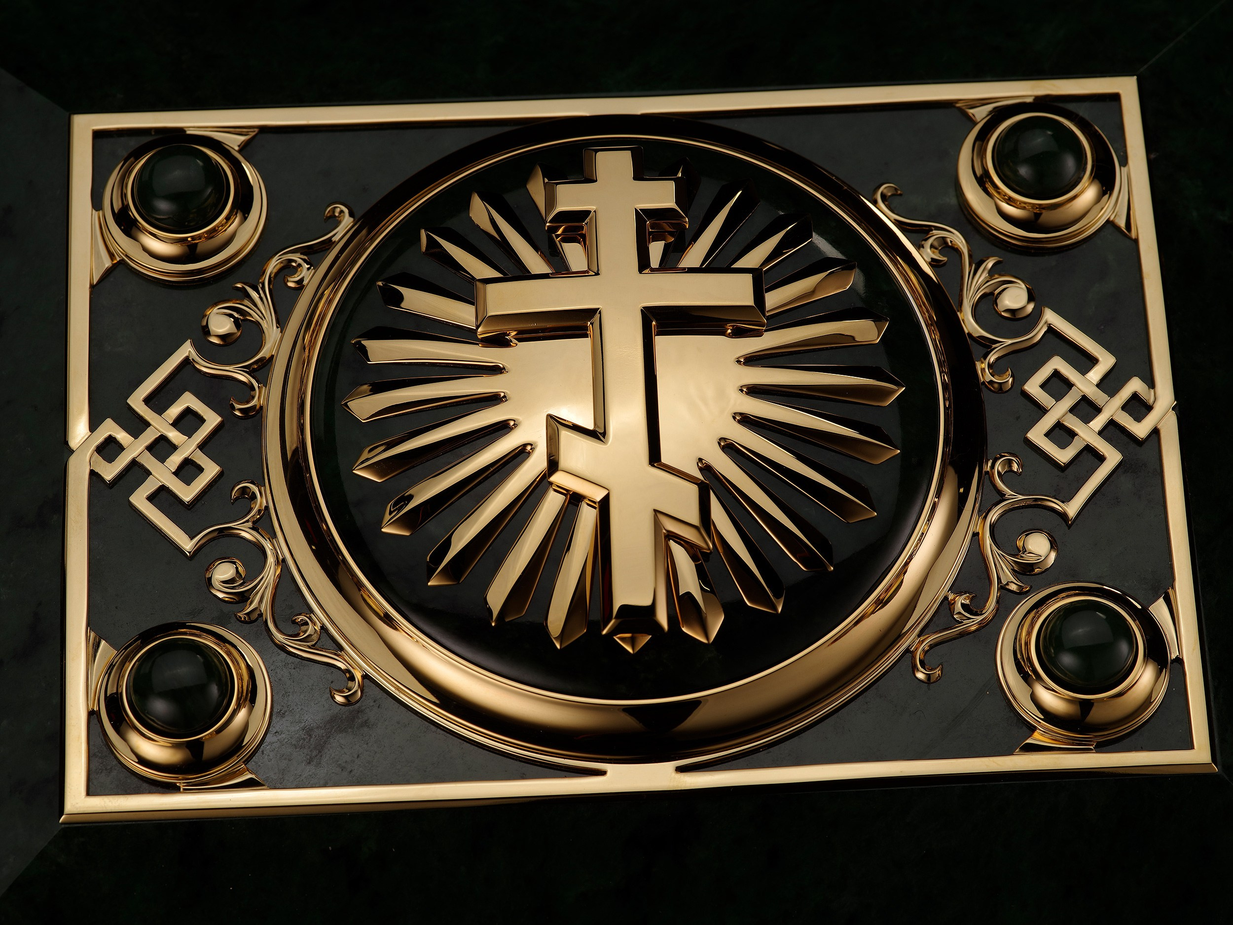 Изделия из драгоценных металлов. Предметная фотосъемка антиквариата, ювелирных украшений, камнерезных изделий, картин, предметов искусства и коллекционных предметов