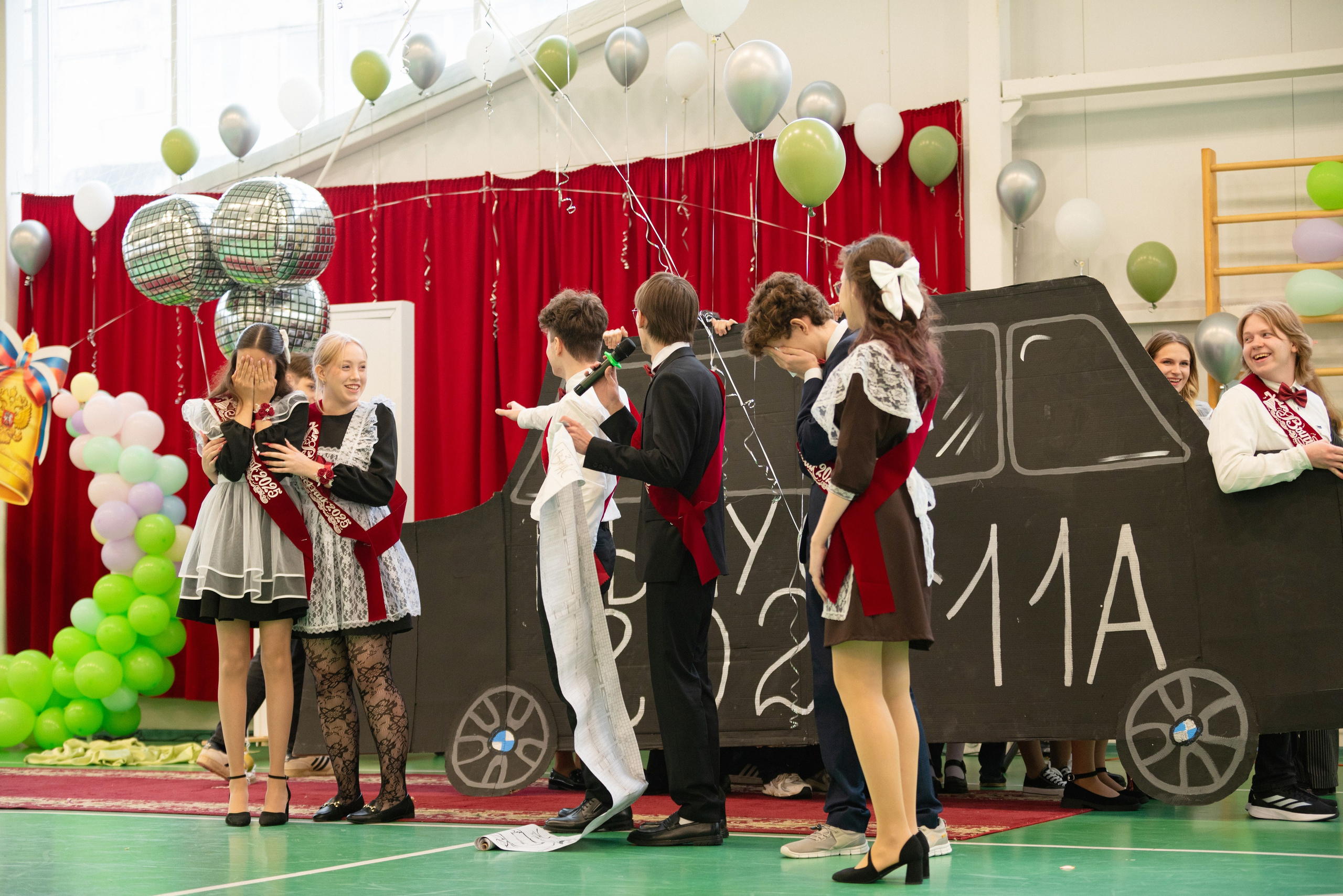 Съёмка выпускного в школе для 11 класса в Сургуте от профессионального школьного фотографа