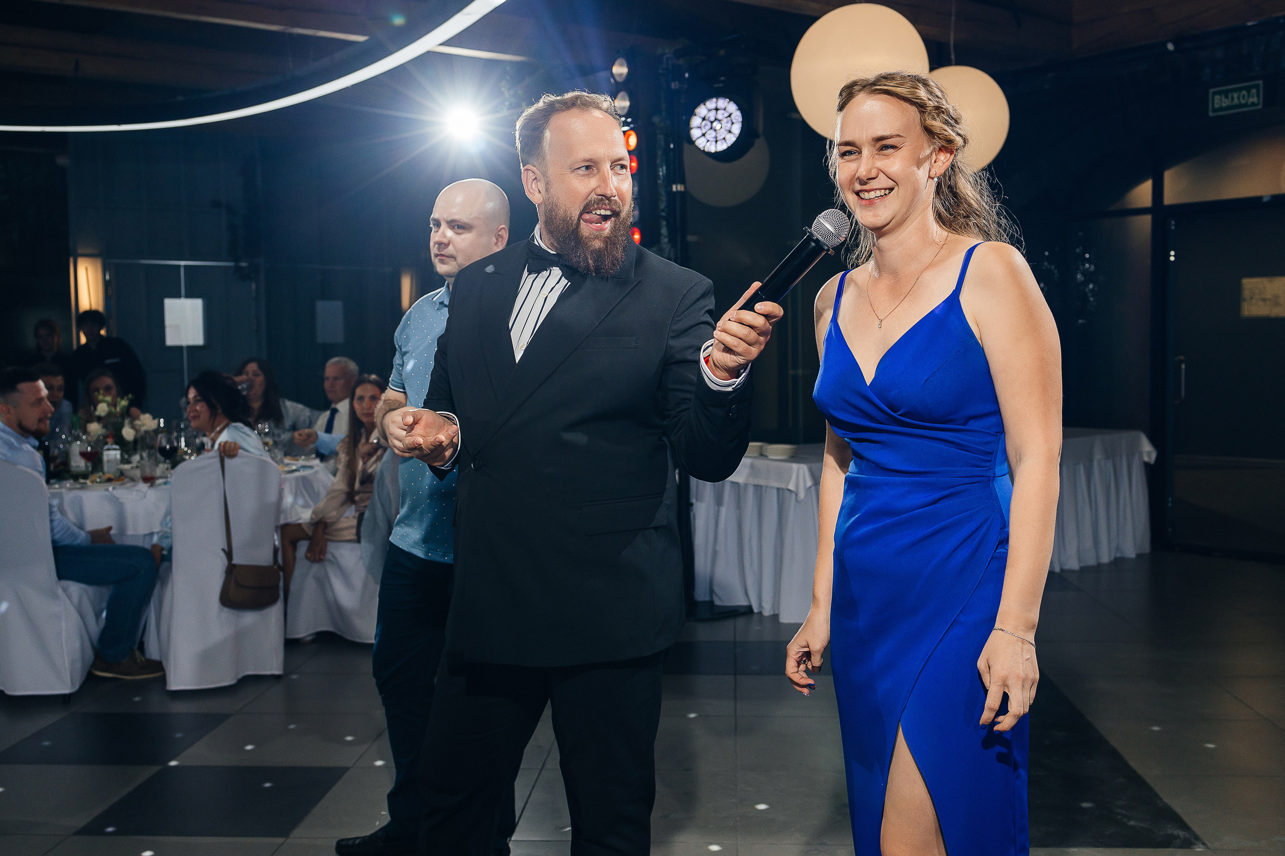 Трогательная выездная церемония в уютном дворике отеля. Олег Сверчков | Свадебный фотограф Вологда